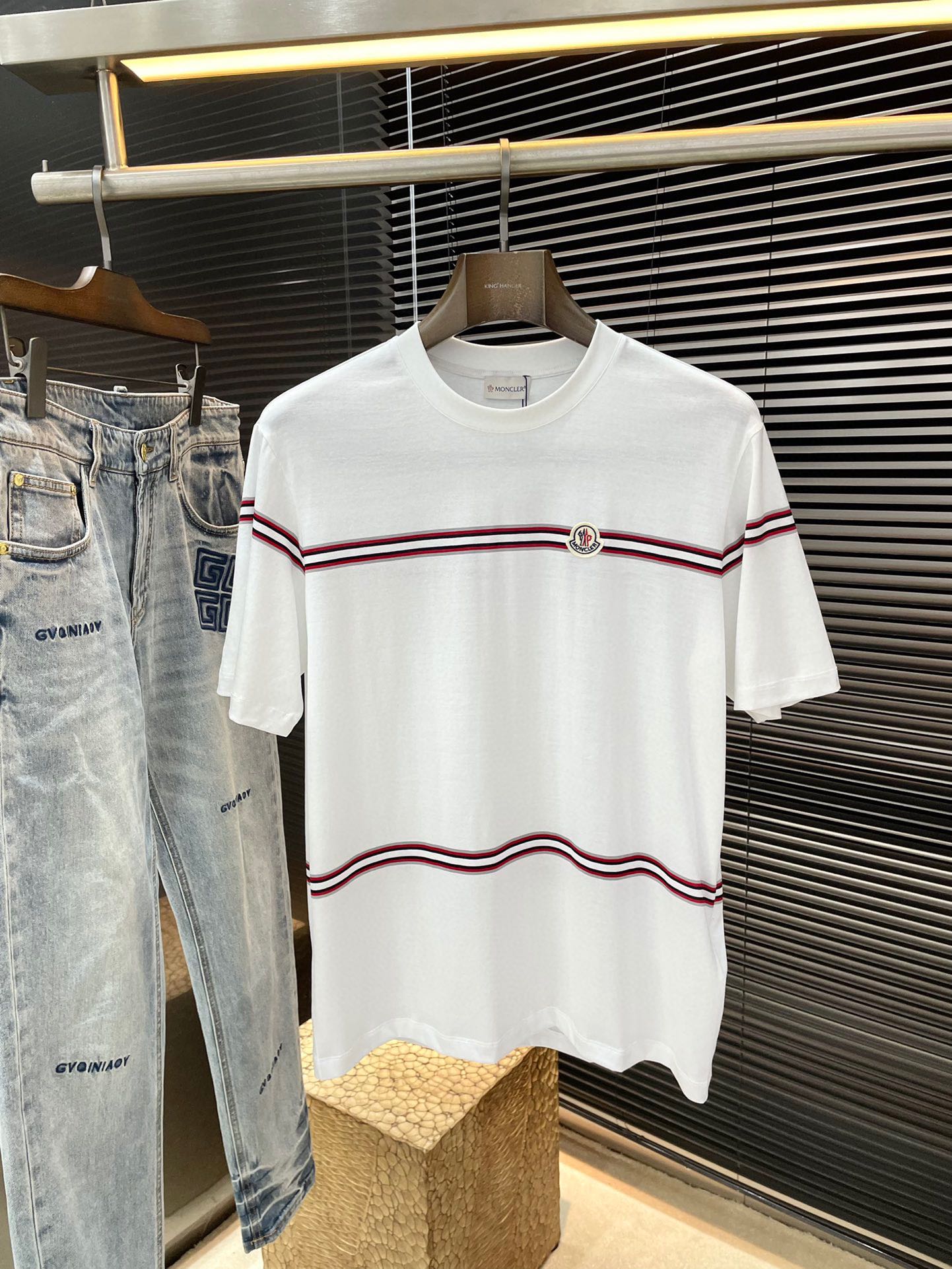 NO:140907,Moncher- (Shirt) series VIP high-end customization, new short-sleeved spring and summer style, versatile style, anyone can easily control the fabric, fully customized, high-quality viscose fabric, soft fabric, comfortable and soft upper body, simple style is very classy, ​​simple and unique, fashionable, the style is very exquisite, showing aura, and will highlight the exquisiteness of business men!  Size M-3XL, Moncler, T-shirt, alexander wang19860909Moncher-（蒙口）系列 VIP高级定制 春夏季新款短袖 百搭款式 任何人都可以轻松驾驭 面料全订制 高定一等品粘纤面料 面料手感柔软,上身舒适柔软 简约的款式非常显档次,简约个性时尚,版型剪裁非常精致,显气场,又会凸显商务男士的精致！尺码M-3XL,,Moncler,T-shirt,alexander wang,Men's clothing