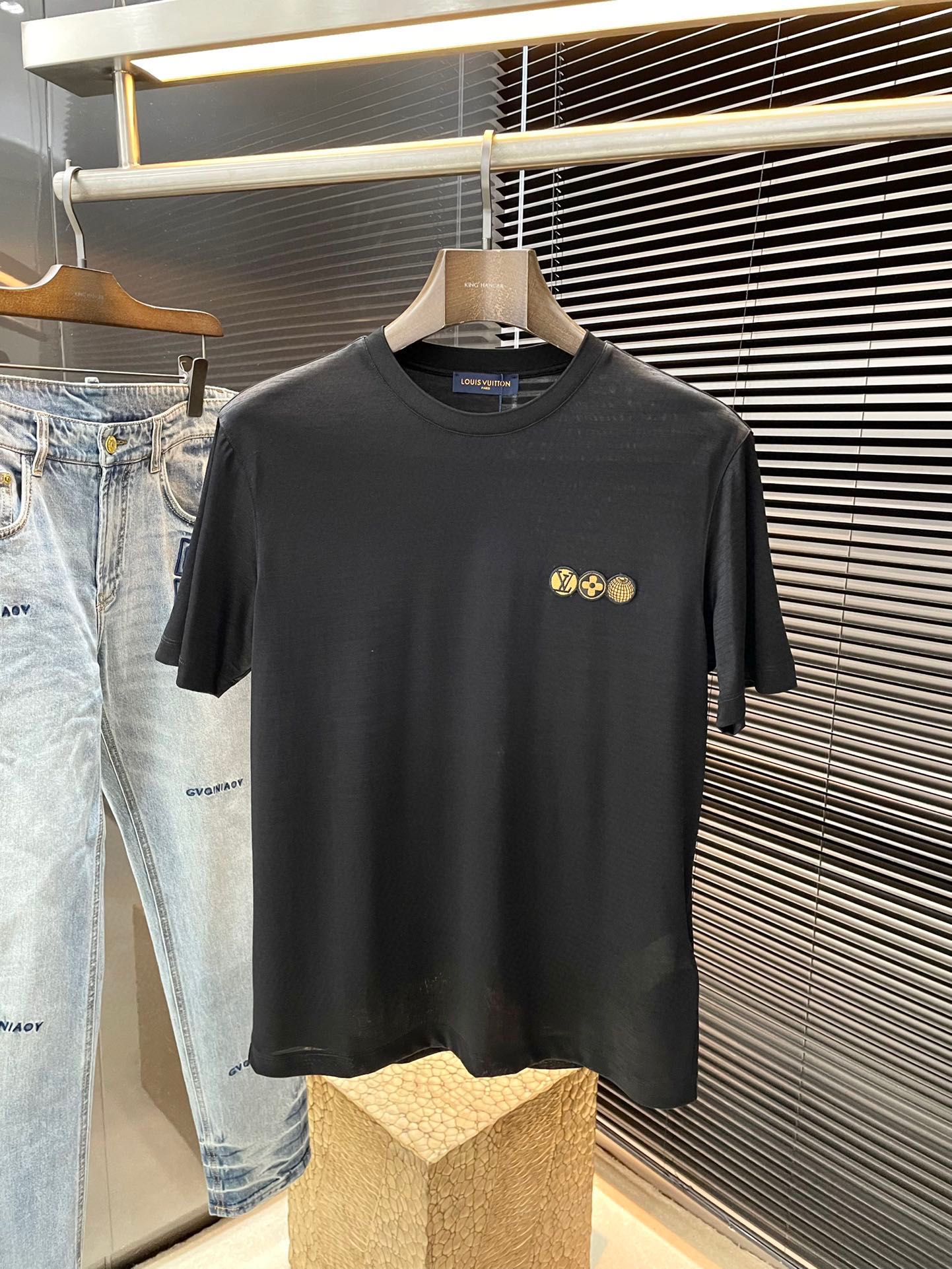 NO:140909,LOUIS VUITTON series VIP high-end customization, new short-sleeved spring and summer style, versatile style, anyone can easily control the fabric, fully customized, high-quality mercerized cotton fabric, the fabric feels soft, the upper body is comfortable and soft, the simple style is very classy, ​​simple and unique, the style is very exquisite, the cut is very exquisite, showing the aura, and it will highlight the exquisiteness of business men!  Size M-3XL, louis vuitton,louis vuitton,t-shirt,alexander wang19860909LOUIS VUITTON（路易威登）系列 VIP高级定制 春夏季新款短袖 百搭款式 任何人都可以轻松驾驭 面料全订制 高定一等品丝光棉面料 面料手感柔软,上身舒适柔软 简约的款式非常显档次,简约个性时尚,版型剪裁非常精致,显气场,又会凸显商务男士的精致！尺码M-3XL,,louis vuitton,louis vuitton,T-shirt,alexander wang,Men's clothing