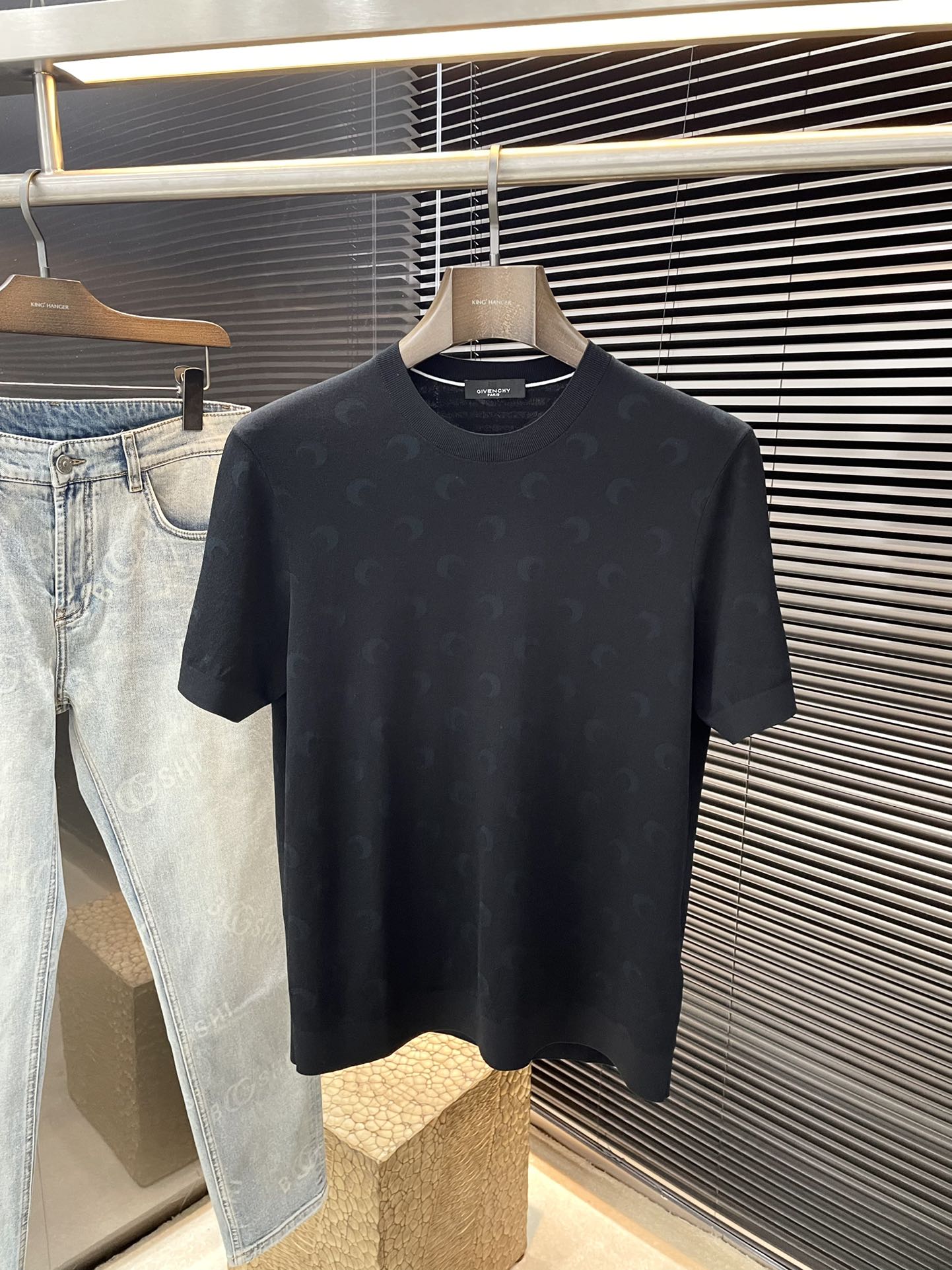 NO:140913,Givenchy- (Givenchy) series VIP high-end customization, new short-sleeved spring and summer style, versatile style, anyone can easily control the fabric, fully customized, high-quality Yilite fabric, soft fabric, comfortable and soft on the upper body, the simple style is very classy, ​​simple and unique, the style is very exquisite, showing the aura, and it will highlight the exquisiteness of business men!  Size M-3XL, given , given , given , given , T-shirt, alexander wang19860909Givenchy-（纪梵希）系列 VIP高级定制 春夏季新款短袖 百搭款式 任何人都可以轻松驾驭 面料全订制 高定一等品伊力特面料 面料手感柔软,上身舒适柔软 简约的款式非常显档次,简约个性时尚,版型剪裁非常精致,显气场,又会凸显商务男士的精致！尺码M-3XL,,givenchy,givenchy,T-shirt,alexander wang,Men's clothing