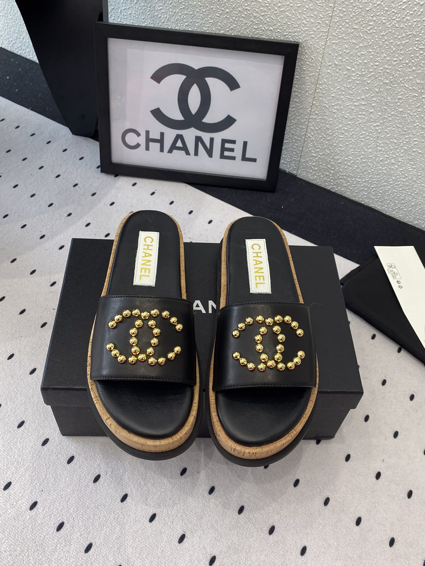 NO:252397,Chanel spring and summer new slippers Xiaohongshu promotes popular slippers versatile and comfortable and fashionable. The dazzling double C is more atmospheric. Imported sheepskin upper sheepskin inner footbed. Original open mold rubber sole. Size: 35-40 (41 42 customized), slippers, chanel, slippers, sheepskin19860909Chanel春夏新款拖鞋 小红书力推爆款拖鞋 百搭舒适时尚 耀眼夺目的双C更显大气 进口羊皮鞋面 羊皮内里垫脚 原版开模橡胶大底 Size: 35-40（ 41 42订做）,拖鞋,chanel,slippers,sheepskin,Women's Shoes