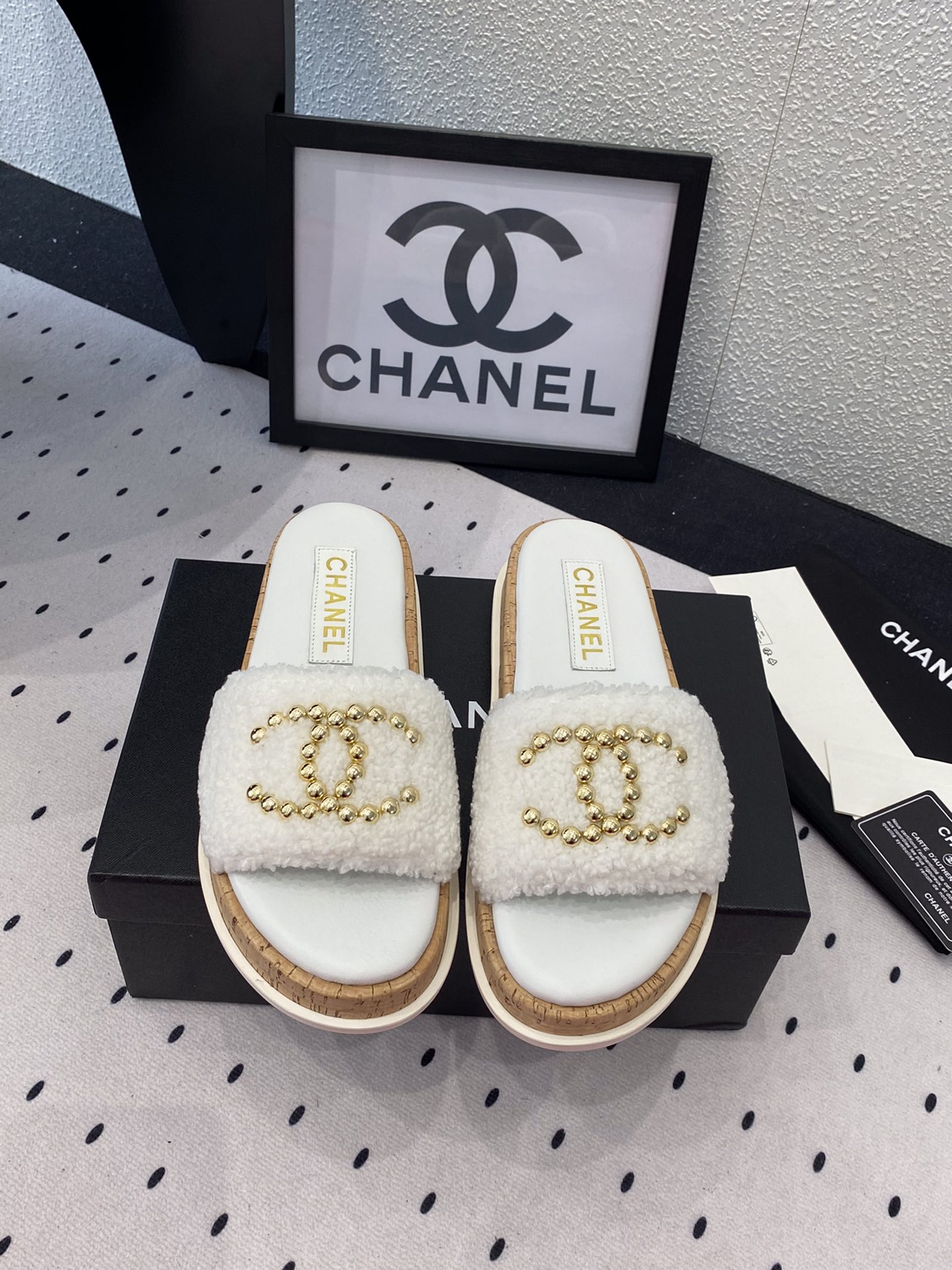 NO:252402,Chanel spring and summer new slippers Xiaohongshu promotes popular slippers versatile and comfortable and fashionable. The dazzling double C is more atmospheric. Imported wool cloth uppers. Sheepskin inner footbed. Original open mold rubber sole. Size: 35-40 (41 42 customized), slippers, chanel, slippers, sheepskin19860909Chanel春夏新款拖鞋 小红书力推爆款拖鞋 百搭舒适时尚 耀眼夺目的双C更显大气 进口毛尼布鞋面 羊皮内里垫脚 原版开模橡胶大底 Size: 35-40（ 41 42订做）,拖鞋,chanel,slippers,sheepskin,Women's Shoes