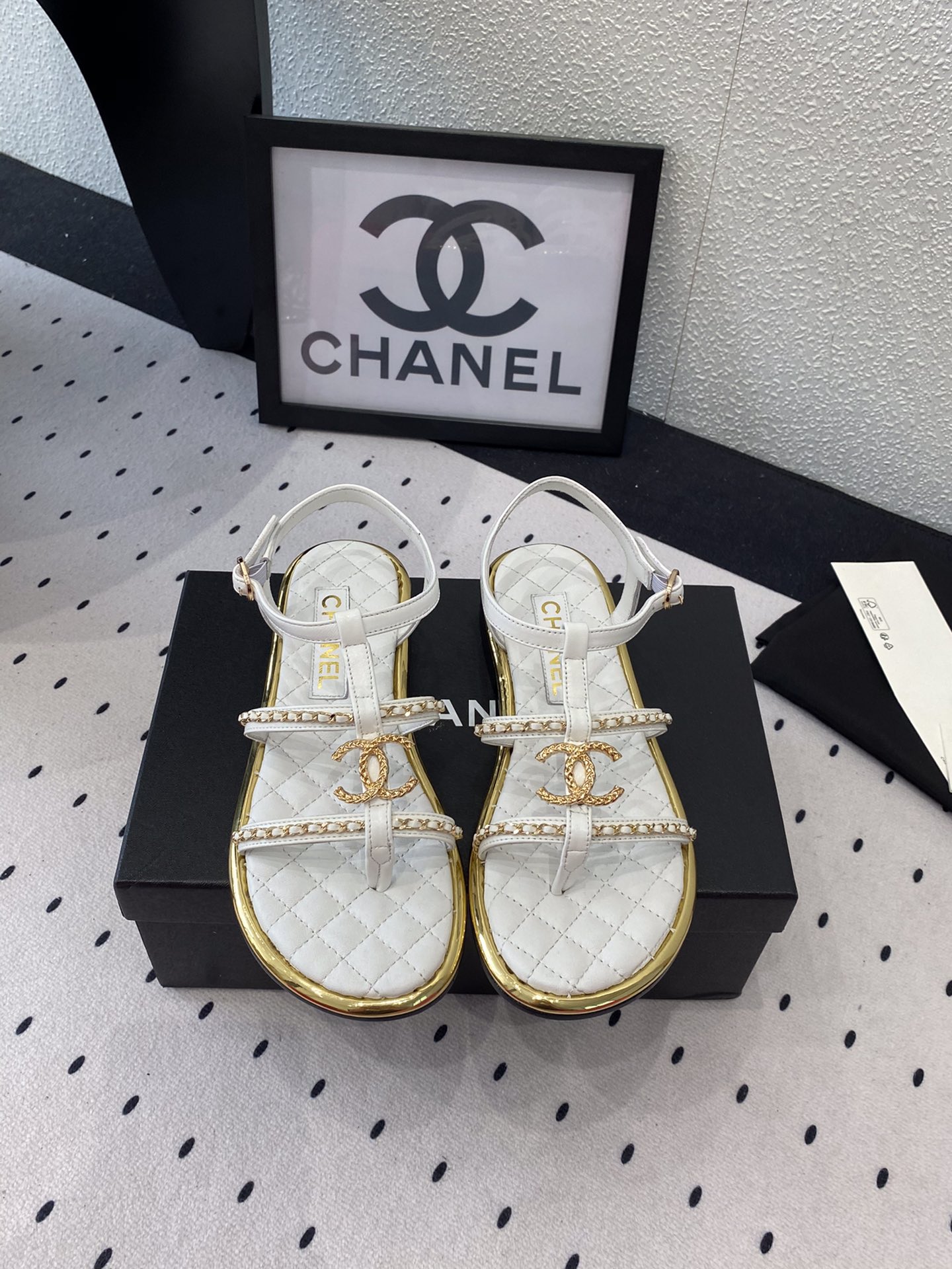 NO:252387,Chanel new chain sandals in spring and summer. There are many internet celebrity fashion bloggers who grow grass. Summer must have the elegant and famous temperament of Xiangjia, which is irresistible. Imported sheepskin chain uppers. Mixed sheepskin footbed Italian leather sole. Size35-41 (40 41 custom made without return or exchange), sandals, chanel, chanel, sandals, sheepskin, Leather soles19860909Chanel春夏新款链条凉鞋 超多网红时尚博主种草 夏天必备拥有香家特色优雅名媛气质 让人无法抗拒 进口羊皮链条鞋面 混种羊皮垫脚 意大利真皮大底 Size35-41（40 41定做不退换）,凉鞋,chanel,chanel,sandals,sheepskin,Leather soles,Women's Shoes