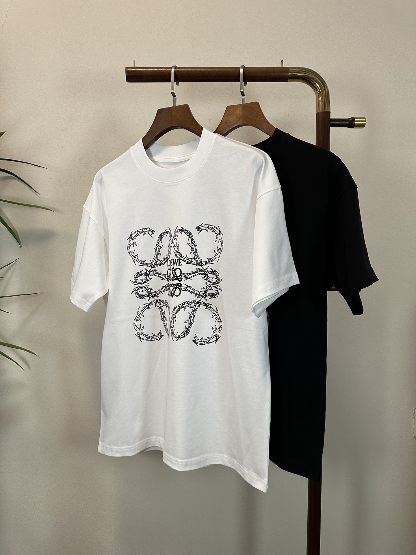 NO:153380,LOE Luo Yiwei 2025 new round neck short-sleeved T-shirt high-end version!  Customized fabrics for counters are breathable and comfortable, with impeccable details, and the brand element design concept reflects high quality. The feel is delicate and soft!  It is casually cut, with a great upper body style!  Code number M-3XL, loewe, loewe, T-shirt,tees, t-shirt,alexander wang19860909LOE 罗意威 2025新款 圆领 短袖 T恤 高端版本！专柜定制面料 透气舒适度高,细节无可挑剔,品牌元素设计理念,体现高品质.手感细腻柔软！呈现休闲裁剪,上身版型超赞！ 码数M-3XL,,loewe,loewe,T-shirt,tees，t-shirt,alexander wang,Men's clothing