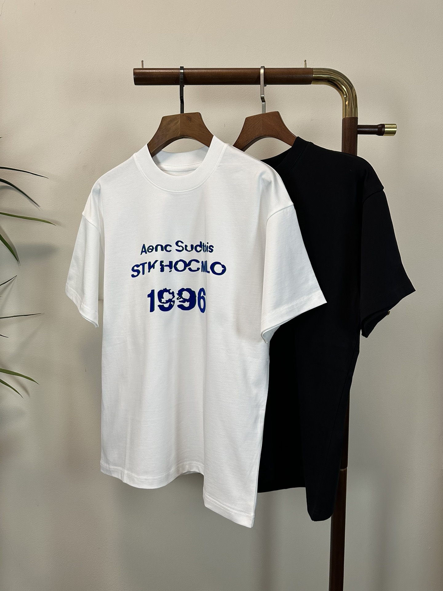 NO:153376,ACNE 2025 new round neck short-sleeved T-shirt high-end version!  Customized fabrics for counters are breathable and comfortable, with impeccable details, and the brand element design concept reflects high quality. The feel is delicate and soft!  It is casually cut, with a great upper body style!  Code number M-3XL, acne studios, T-shirt,tees, t-shirt,alexander wang19860909ACNE 2025新款 圆领 短袖 T恤 高端版本！专柜定制面料 透气舒适度高,细节无可挑剔,品牌元素设计理念,体现高品质.手感细腻柔软！呈现休闲裁剪,上身版型超赞！ 码数M-3XL,,acne studios,T-shirt,tees，t-shirt,alexander wang,Men's clothing