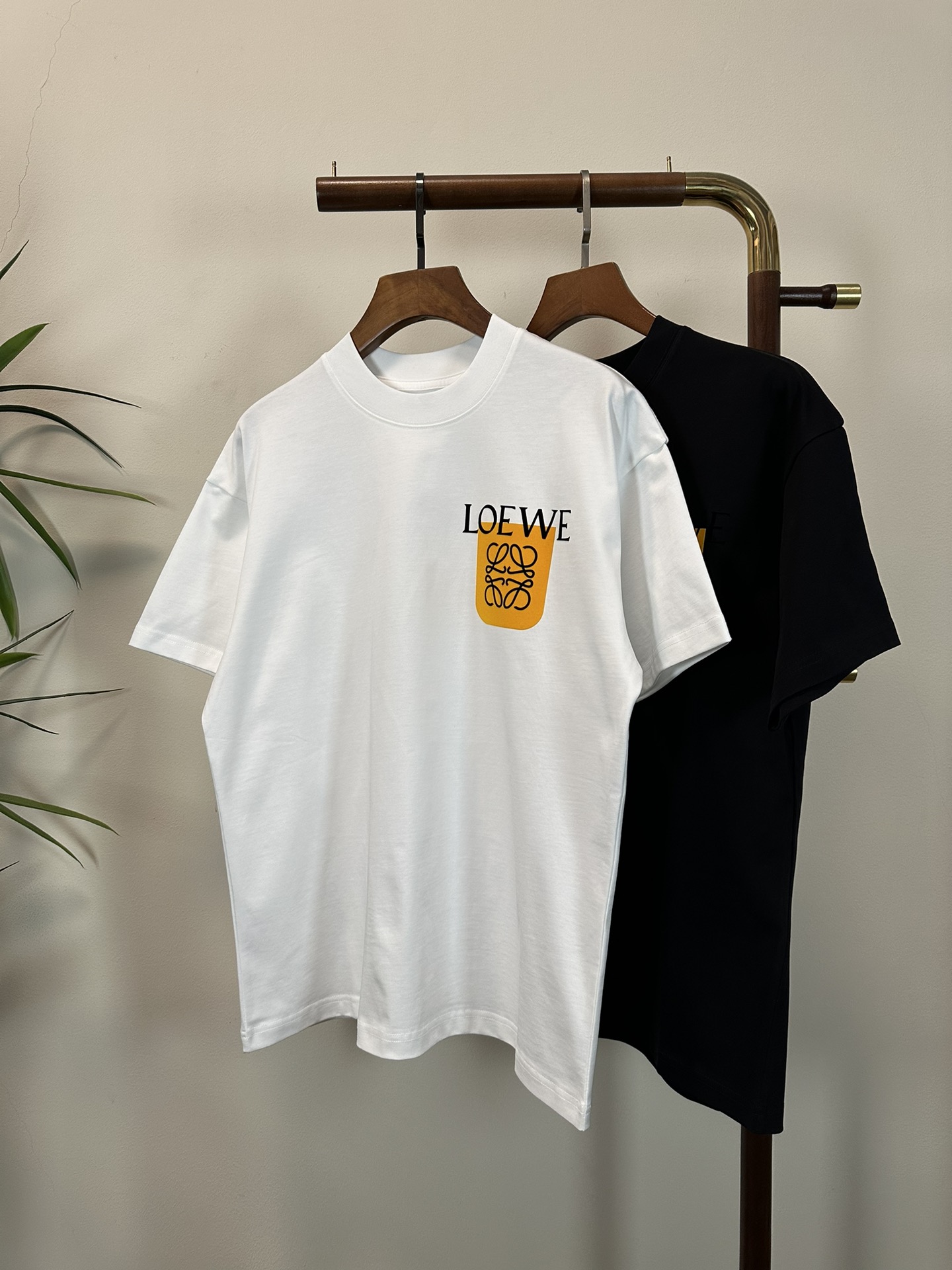 NO:153372,LOE Luo Yiwei 2025 new round neck short-sleeved T-shirt high-end version!  Customized fabrics for counters are breathable and comfortable, with impeccable details, and the brand element design concept reflects high quality. The feel is delicate and soft!  It is casually cut, with a great upper body style!  Code number M-3XL, loewe, loewe, T-shirt,tees, t-shirt,alexander wang19860909LOE 罗意威 2025新款 圆领 短袖 T恤 高端版本！专柜定制面料 透气舒适度高,细节无可挑剔,品牌元素设计理念,体现高品质.手感细腻柔软！呈现休闲裁剪,上身版型超赞！ 码数M-3XL,,loewe,loewe,T-shirt,tees，t-shirt,alexander wang,Men's clothing