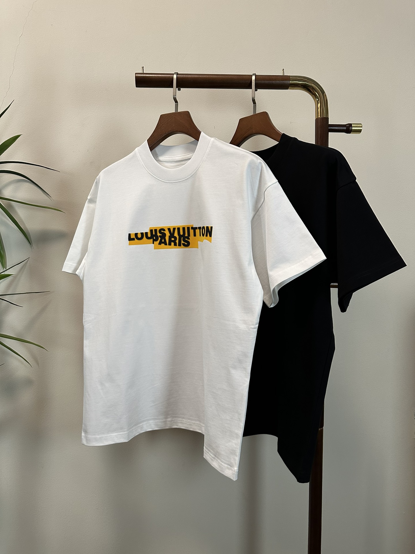 NO:145541,LV Louis Vuitton 2025 new round neck short-sleeved T-shirt high-end version!  Customized fabrics for counters are breathable and comfortable, with impeccable details, and the brand element design concept reflects high quality. The feel is delicate and soft!  It is casually cut, with a great upper body style!  Code number M-3XL, louis vuitton,louis vuitton,t-shirt,tees,t-shirt,alexander wang19860909LV 路易威登 2025新款 圆领 短袖 T恤 高端版本！专柜定制面料 透气舒适度高,细节无可挑剔,品牌元素设计理念,体现高品质.手感细腻柔软！呈现休闲裁剪,上身版型超赞！ 码数M-3XL,,louis vuitton,louis vuitton,T-shirt,tees，t-shirt,alexander wang,Men's clothing