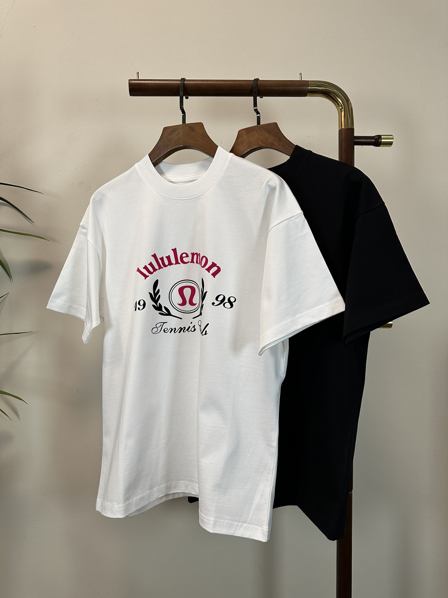 NO:145534,LU LU 2025 new round neck short-sleeved T-shirt high-end version!  Customized fabrics for counters are breathable and comfortable, with impeccable details, and the brand element design concept reflects high quality. The feel is delicate and soft!  It is casually cut, with a great upper body style!  Code number M-3XL, T-shirt,tees,t-shirt,alexander wang19860909LU LU 2025新款 圆领 短袖 T恤 高端版本！专柜定制面料 透气舒适度高,细节无可挑剔,品牌元素设计理念,体现高品质.手感细腻柔软！呈现休闲裁剪,上身版型超赞！ 码数M-3XL,,T-shirt,tees，t-shirt,alexander wang,Men's clothing