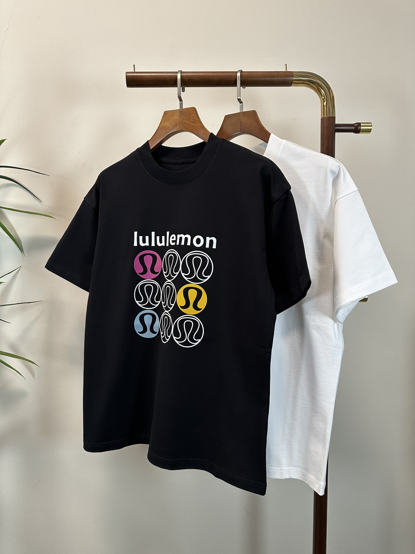 NO:153342,LU LU 2025 new round neck short-sleeved T-shirt high-end version!  Customized fabrics for counters are breathable and comfortable, with impeccable details, and the brand element design concept reflects high quality. The feel is delicate and soft!  It is casually cut, with a great upper body style!  Code number M-3XL, T-shirt,tees,t-shirt,alexander wang19860909LU LU 2025新款 圆领 短袖 T恤 高端版本！专柜定制面料 透气舒适度高,细节无可挑剔,品牌元素设计理念,体现高品质.手感细腻柔软！呈现休闲裁剪,上身版型超赞！ 码数M-3XL,,T-shirt,tees，t-shirt,alexander wang,Men's clothing