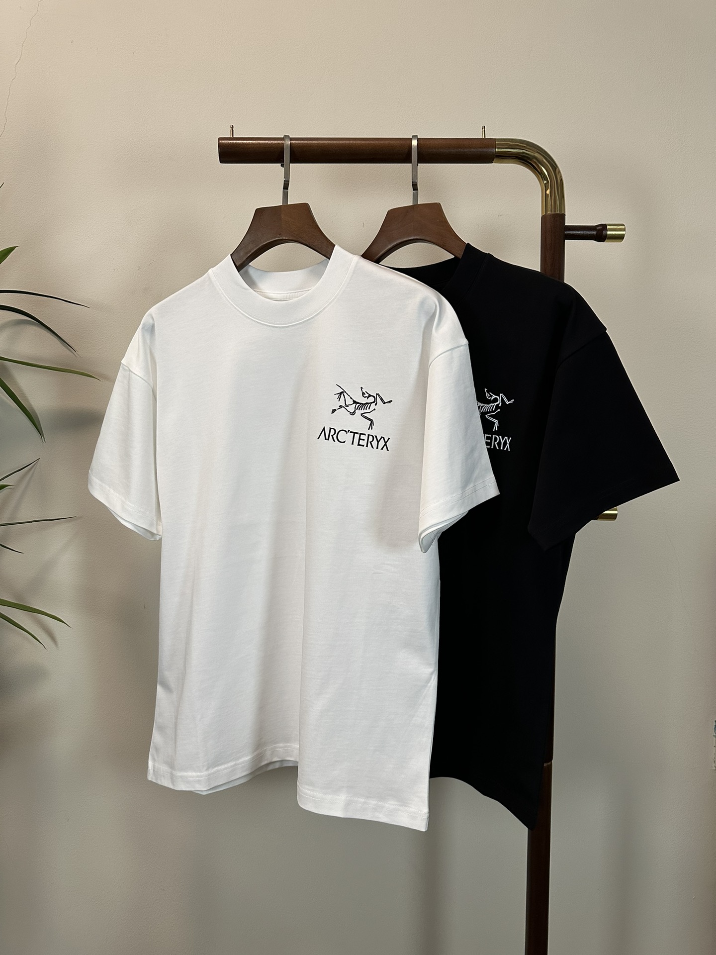 NO:145527,ARC Archaeopteryx 2025 new round neck short-sleeved T-shirt high-end version!  Customized fabrics for counters are breathable and comfortable, with impeccable details, and the brand element design concept reflects high quality. The feel is delicate and soft!  It is casually cut, with a great upper body style!  Code number M-3XL, arc'teryx, T-shirt,tees, t-shirt,alexander wang19860909ARC 始祖鸟 2025新款 圆领 短袖 T恤 高端版本！专柜定制面料 透气舒适度高,细节无可挑剔,品牌元素设计理念,体现高品质.手感细腻柔软！呈现休闲裁剪,上身版型超赞！ 码数M-3XL,arc'teryx,T-shirt,tees，t-shirt,alexander wang,Men's clothing