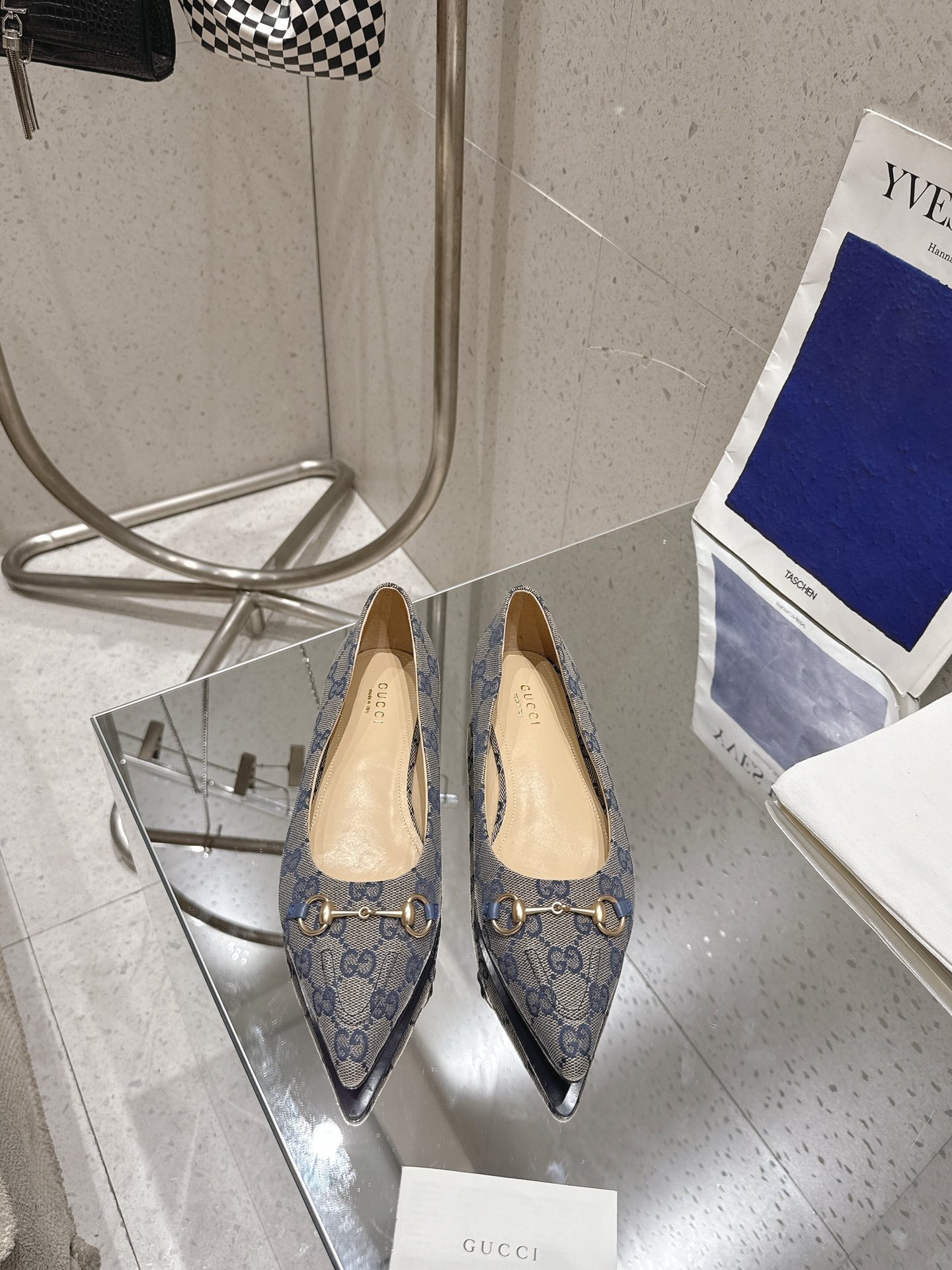 NO:240357,◣ Gucc* Horse Bed Flat Shoes◢ —————————————— This shoe is carefully crafted and classic canvas fabric, injecting a unique style into the classic style. The iconic letter pattern canvas adds a touch of timeless and elegant charm, paying tribute to the brand's immortal heritage. This design has been carefully crafted, gorgeous and yet boasting, expressing itself with full expression. GG canvas, imported lambskin, soles, Italian leather outsole, heels, flats, sheepskin, Leather soles19860909◣ Gucc*马衔扣平底鞋◢ —————— 这款鞋履精心制作,经典帆布面料,为经典款式注入别样风情.标志性字母图案帆布添上一丝隽永优雅韵味,致敬品牌的不朽传承.这款设计经过精心制作,华丽之余不失张扬前卫,尽情表达 鞋面GG帆布 内里进口小羊皮 鞋底意大利真皮大底 跟高平跟 码数35-42（40.41.42定做）,单鞋,gucci,flats,sheepskin,Leather soles,Women's Shoes