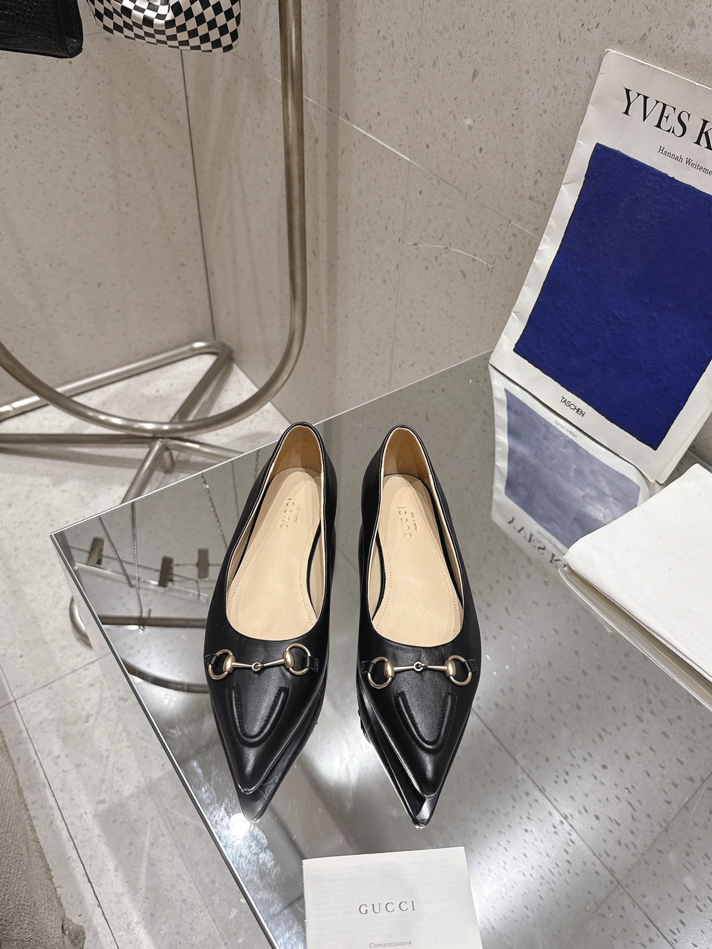 NO:240359,◣ Gucc* Horse Bed Flat Shoes◢ —————————————— This shoe is carefully crafted and classic canvas fabric, injecting a unique style into the classic style. The iconic letter pattern canvas adds a touch of timeless and elegant charm, paying tribute to the brand's immortal heritage. This design has been carefully crafted, gorgeous and yet boasting, expressing itself with full expression. Calfskin upper, imported lambskin inside, sole Italian leather outsole, heel high flat heel, size 35-42 (customized for 40.41.42), single shoes, gucci, flats, cowhide, sheepskin, Leather soles19860909◣ Gucc*马衔扣平底鞋◢ —————— 这款鞋履精心制作,经典帆布面料,为经典款式注入别样风情.标志性字母图案帆布添上一丝隽永优雅韵味,致敬品牌的不朽传承.这款设计经过精心制作,华丽之余不失张扬前卫,尽情表达 鞋面小牛皮 内里进口小羊皮 鞋底意大利真皮大底 跟高平跟 码数35-42（40.41.42定做）,单鞋,gucci,flats,cowhide,sheepskin,Leather soles,Women's Shoes