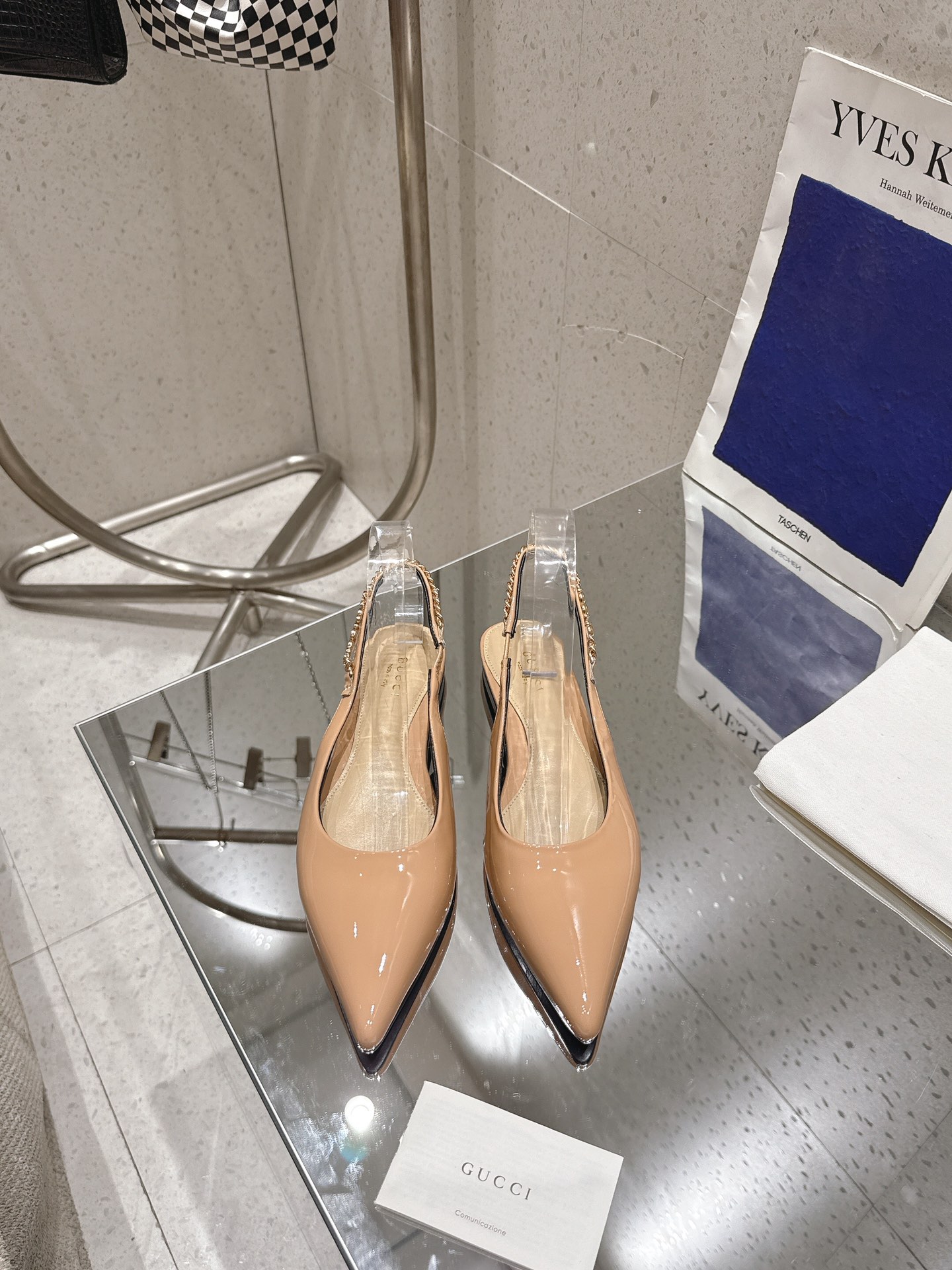 NO:240353,◣ Gucc* Horse Bed Flat Shoes◢ —————————————— This shoe is carefully crafted and classic canvas fabric, injecting a unique style into the classic style. The iconic letter pattern canvas adds a touch of timeless elegance, paying tribute to the brand's immortal heritage. This design has been carefully crafted, gorgeous and yet boasting, expressing itself with full expression. Imported patent leather upper, imported lambskin, sole Italian leather outsole, heel high flat heel, size 35-42 (customized for 40.41.42), sandals, gucci, sandals, flats, sheepskin, Leather soles19860909◣ Gucc*马衔扣平底鞋◢ —————— 这款鞋履精心制作,经典帆布面料,为经典款式注入别样风情.标志性字母图案帆布添上一丝隽永优雅韵味,致敬品牌的不朽传承.这款设计经过精心制作,华丽之余不失张扬前卫,尽情表达 鞋面进口漆皮 内里进口小羊皮 鞋底意大利真皮大底 跟高平跟 码数35-42（40.41.42定做）,凉鞋,gucci,sandals,flats,sheepskin,Leather soles,Women's Shoes