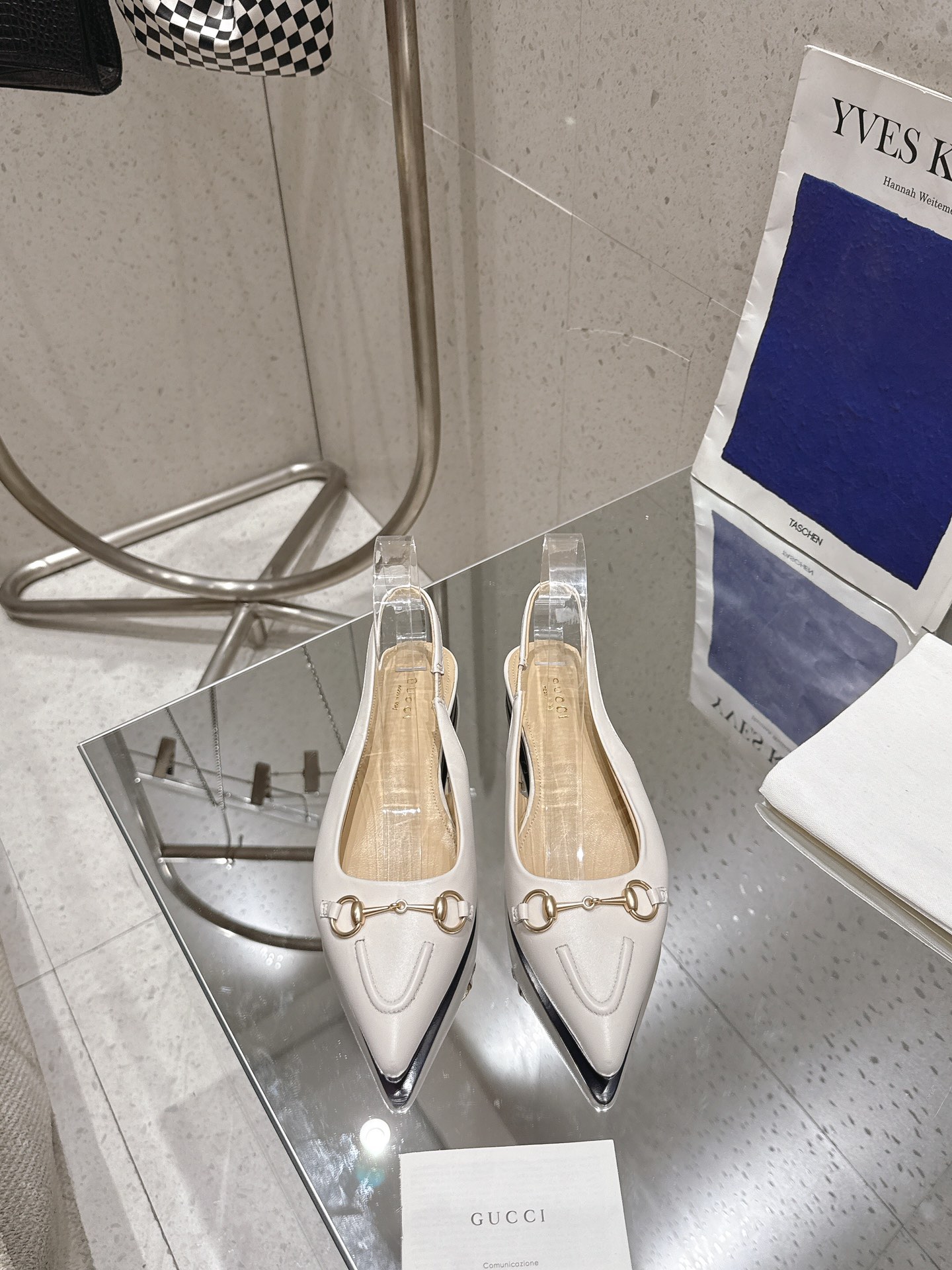 NO:240355,◣ Gucc* horse-bit flat shoes◢ ———————————————— This shoe is carefully crafted and classic canvas fabric, injecting a unique style into the classic style. The iconic letter pattern canvas adds a touch of timeless elegance, paying tribute to the brand's immortal heritage. This design has been carefully crafted, gorgeous and yet boasting, expressing itself with full expression. Imported calfskin upper, imported lambskin inner sole Italian leather outsole heel high flat heel size 35-42 (customized for 40.41.42), sandals, gucci, sandals, flats, cowhide, sheepskin, Leather soles19860909◣ Gucc*马衔扣平底鞋◢ —————— 这款鞋履精心制作,经典帆布面料,为经典款式注入别样风情.标志性字母图案帆布添上一丝隽永优雅韵味,致敬品牌的不朽传承.这款设计经过精心制作,华丽之余不失张扬前卫,尽情表达 鞋面进口小牛皮 内里进口小羊皮 鞋底意大利真皮大底 跟高平跟 码数35-42（40.41.42定做）,凉鞋,gucci,sandals,flats,cowhide,sheepskin,Leather soles,Women's Shoes