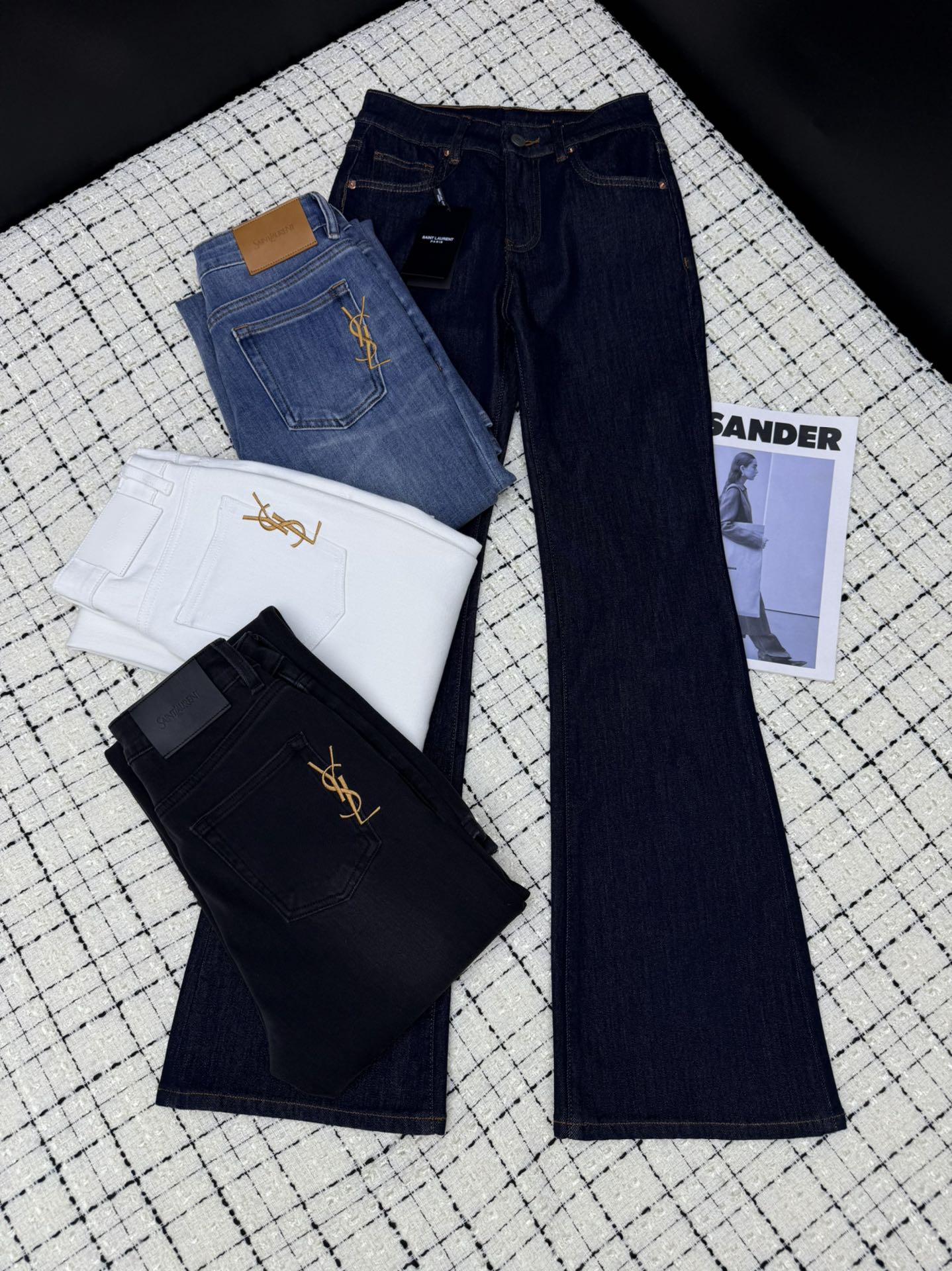 NO:327897,Slack slimming Saint Lauren*25ss classic embroidered gold logo jeans in the back pocket. Spring and summer really need this simple pants to match. It is full of freshness and breaks the dullness of the matching. It can be worn all year round. The slightly slim upper body is amazing. It shows long legs in one second. The visual sense is the longest. Four colors.26-27-28-29-30,,saint laurent,jeans,alexander wang19860909松弛的显瘦 Saint Lauren*25ss 后袋经典刺绣金色logo微喇牛仔裤 春夏真的很需要这种简洁的裤子来搭配 满是清新感 打破搭配的沉闷 一年四季可穿 微喇的版型上身绝了 一秒显腿长 视觉感上拉到最长 四色.26-27-28-29-30,,saint laurent,jeans,alexander wang,Women's clothing