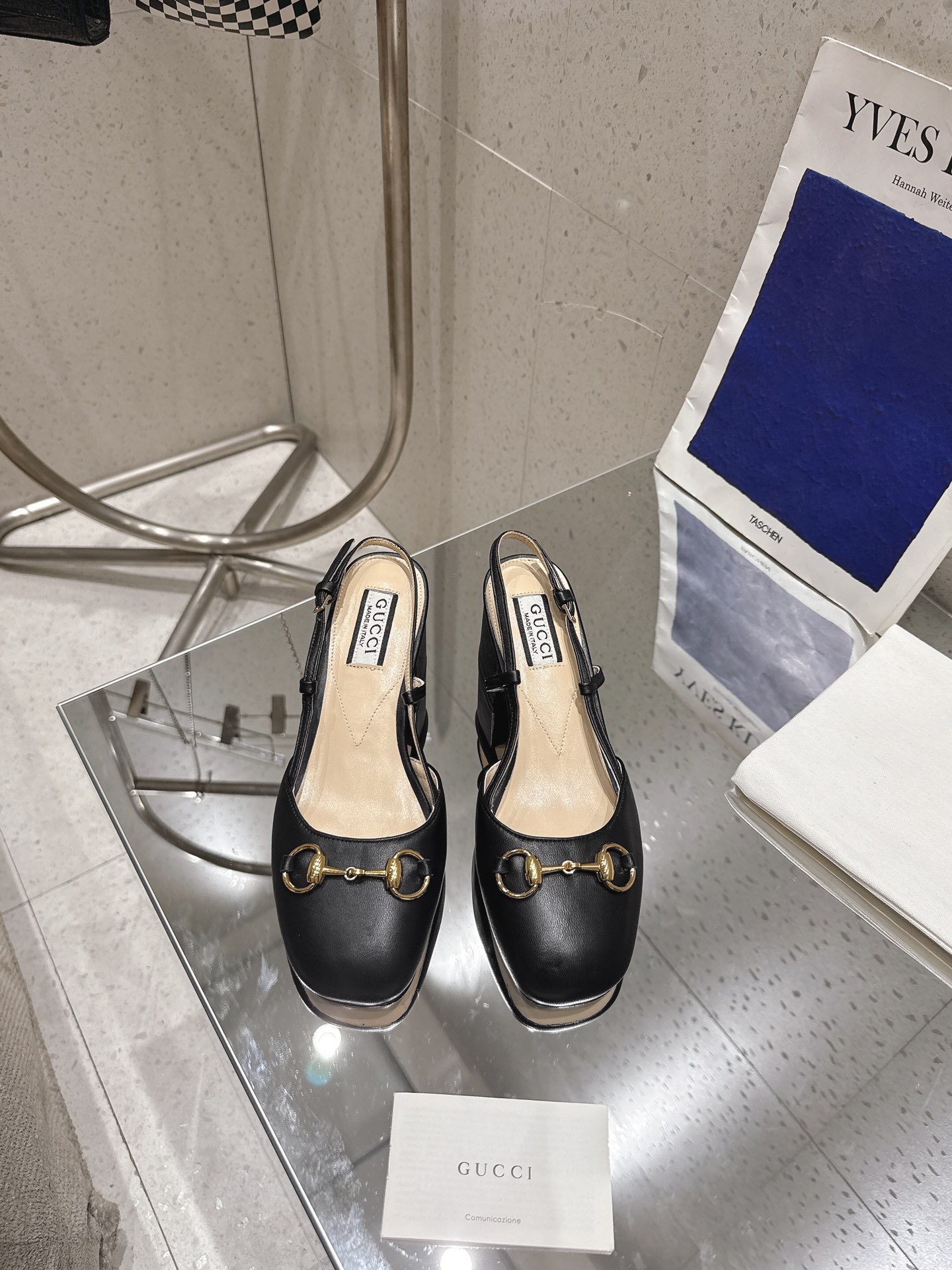 NO:240368,◣ Gucc* horse-bited empty shoes◢ ———————————————— This shoe is carefully crafted and classic canvas fabric, injecting a unique style into the classic style. The iconic letter pattern canvas adds a touch of timeless and elegant charm, paying tribute to the brand's immortal heritage. This design has been carefully crafted, gorgeous and yet boasting, expressing itself with full expression. Calfskin upper, imported lambskin, sole Italian leather outsole, heel height 5.5, size 35-42 (customized for 40.41.42), sandals, gucci, sandals, cowhide, sheepskin, Leather soles19860909◣ Gucc*马衔扣后空鞋◢ —————— 这款鞋履精心制作,经典帆布面料,为经典款式注入别样风情.标志性字母图案帆布添上一丝隽永优雅韵味,致敬品牌的不朽传承.这款设计经过精心制作,华丽之余不失张扬前卫,尽情表达 鞋面小牛皮 内里进口小羊皮 鞋底意大利真皮大底 跟高5.5 码数35-42（40.41.42定做）,凉鞋,gucci,sandals,cowhide,sheepskin,Leather soles,Women's Shoes