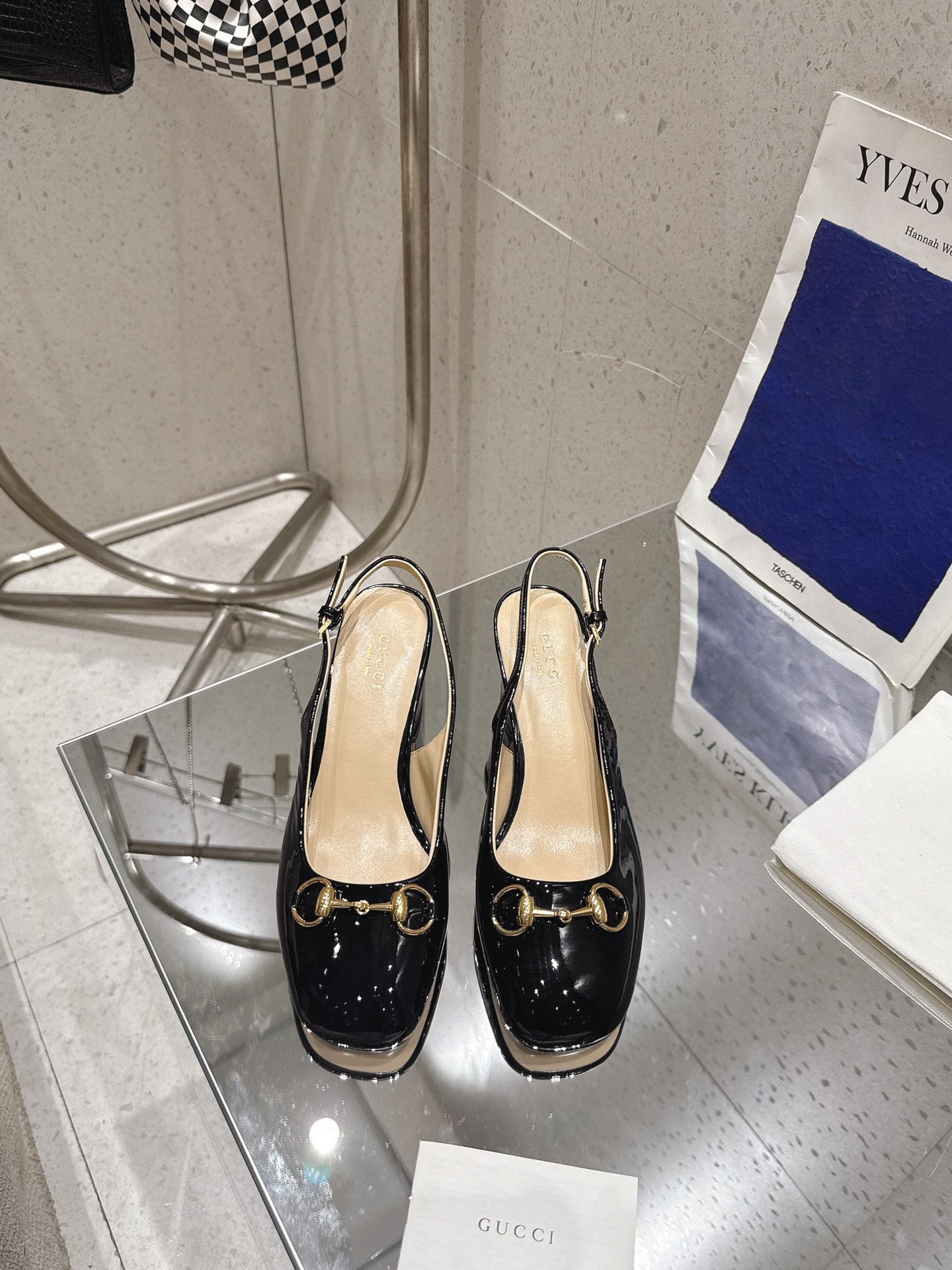 NO:240370,◣ Gucc* horse-bited empty shoes◢ ——————————————— This shoe is carefully crafted and classic canvas fabric, injecting a unique style into the classic style. The iconic letter pattern canvas adds a touch of timeless elegance, paying tribute to the brand's immortal heritage. This design has been carefully crafted, gorgeous and yet boasting, expressing itself with full expression. Imported patent leather upper, imported lambskin, sole Italian leather outsole, heel height 5.5, size 35-42 (customized for 40.41.42), sandals, gucci, sandals, sheepskin, Leather soles19860909◣ Gucc*马衔扣后空鞋◢ —————— 这款鞋履精心制作,经典帆布面料,为经典款式注入别样风情.标志性字母图案帆布添上一丝隽永优雅韵味,致敬品牌的不朽传承.这款设计经过精心制作,华丽之余不失张扬前卫,尽情表达 鞋面进口漆皮 内里进口小羊皮 鞋底意大利真皮大底 跟高5.5 码数35-42（40.41.42定做）,凉鞋,gucci,sandals,sheepskin,Leather soles,Women's Shoes