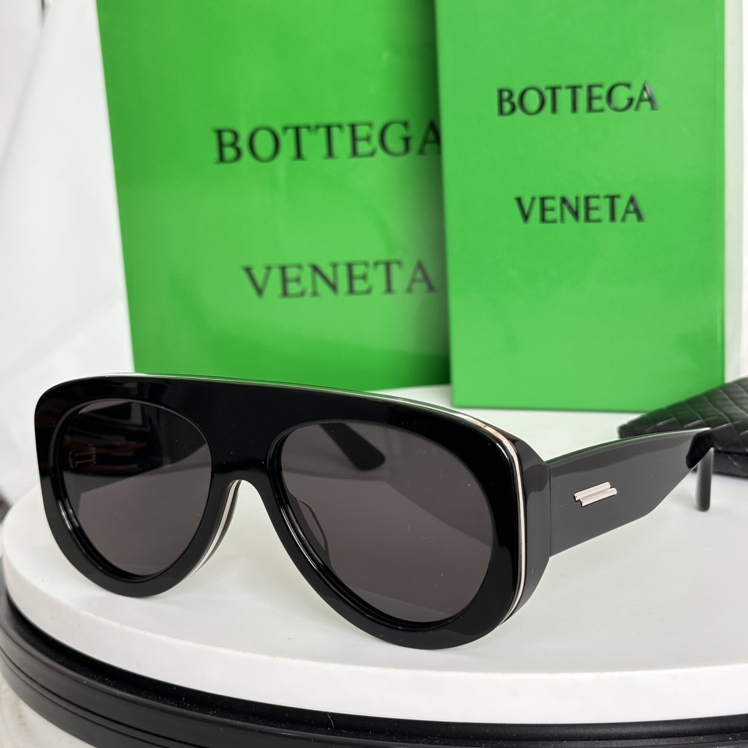 ‼️BOTTEGA VENETA宝缇嘉新季单品 时尚猫眼框  国际流行天后蕾哈娜（Rihanna）同款