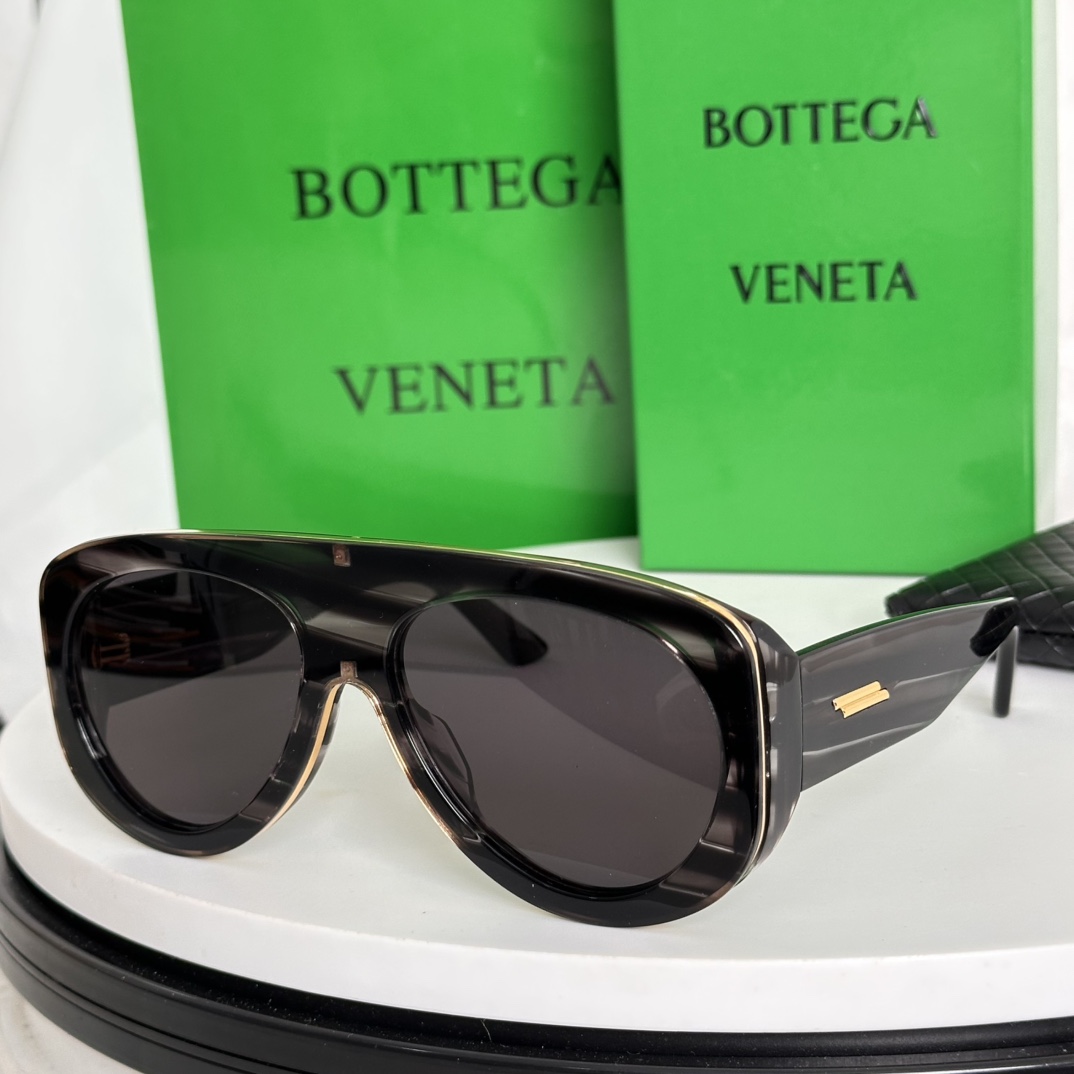  ‼️BOTTEGA VENETA宝缇嘉新季单品 时尚猫眼框  国际流行天后蕾哈娜（Rihanna）同款