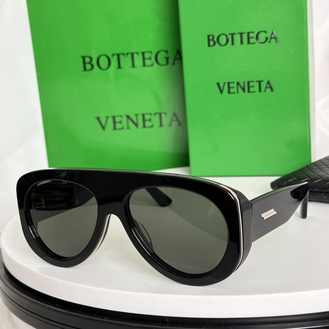  ‼️BOTTEGA VENETA宝缇嘉新季单品 时尚猫眼框  国际流行天后蕾哈娜（Rihanna）同款