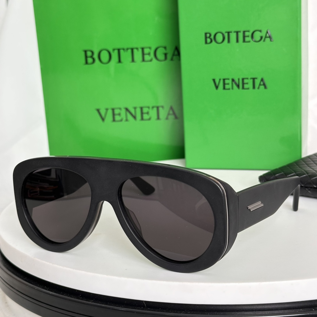  ‼️BOTTEGA VENETA宝缇嘉新季单品 时尚猫眼框  国际流行天后蕾哈娜（Rihanna）同款