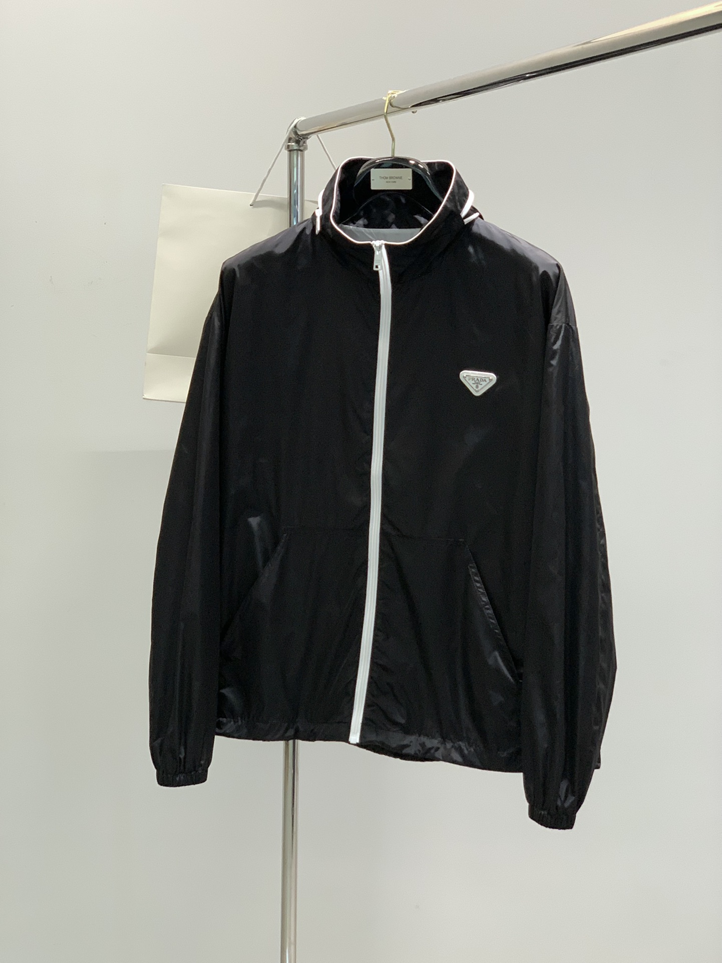 NO:147313,,PRADA Prada, the latest spring products, available at the counter at the same time, fashionable and casual hooded jackets, imported original fabrics, extremely complex workmanship, the only channel to be used as a purchasing agent, top-level glue printing craft letter pattern logo, original hardware and auxiliary decoration, extremely high grade, comfortable and versatile, handsome and stylish upper body, S-XL,,prada,prada, jackets & coats, jackets & coats,hats,alexander wang19860909,PRADA 普拉达,春季最新品,专柜同步有售,时尚休闲连帽夹克外套,进口原版面料,做工极为复杂,唯一可以做代购级别的渠道狠货,顶级印胶工艺字母图案logo,原版五金辅料装饰,档次极高,舒适百搭,上身帅气有型,码数S-XL,,prada,prada,jackets & coats,jackets & coats,hats,alexander wang,Men's clothing