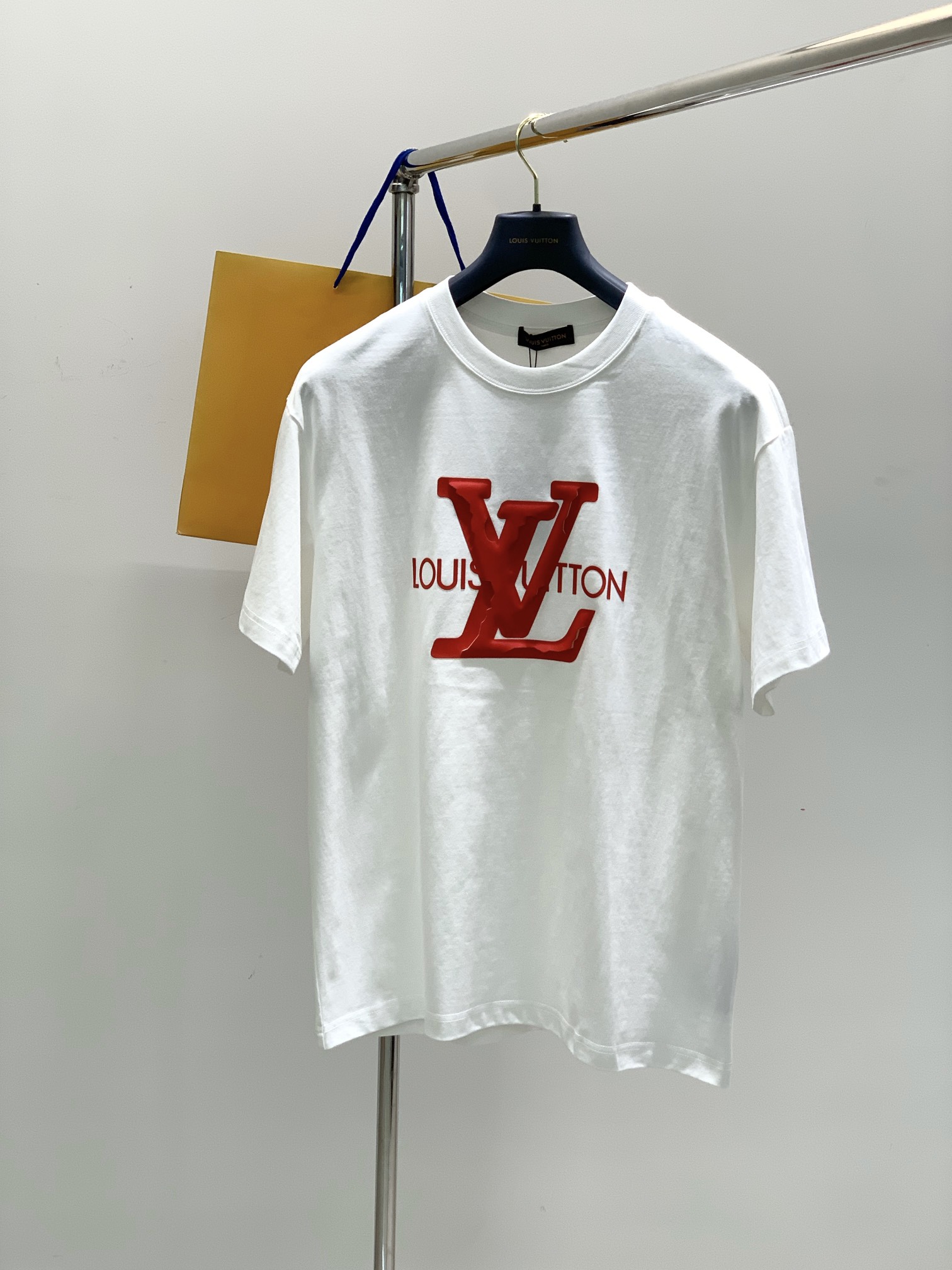 NO:141010,,LouisVuitton, the latest summer model, available at the counter at the same time, original singles, fashionable and casual round neck short-sleeved T-shirt, very distinctive on the upper body!  Eye-catching and highlighted, imported original fabric, top-level printing craft letter pattern decorative logo, simple but not lacking in fashion, classic and atmospheric, comfortable and breathable, handsome and stylish on the upper body, 2 colors recommended, code number S-2XL,, louis vuitton, louis vuitton, T-shirt,tees, t-shirt,alexander wang19860909,LouisVuitton 路易威登,夏季最新款,专柜同步有售,原单狠货,时尚休闲圆领短袖T恤,上身很有特点！吸睛而有亮点,进口原版面料,顶级印花工艺字母图案装饰Logo,简单而不失时尚,经典大气,舒适透气,上身帅气有型,2色推荐,码数S-2XL,,louis vuitton,louis vuitton,T-shirt,tees，t-shirt,alexander wang,Men's clothing