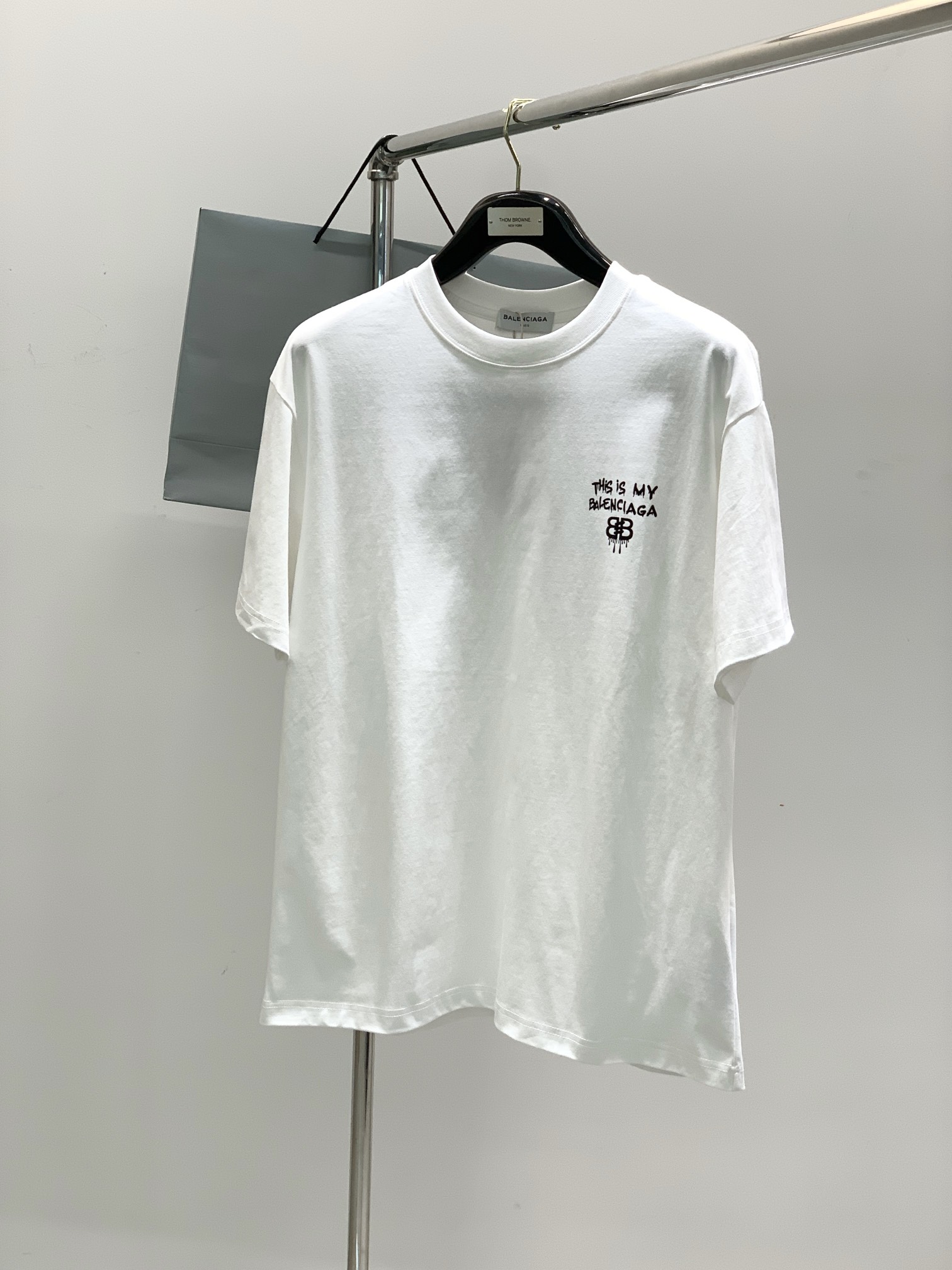 NO:141012,,Balenciaga Balenciaga, the latest summer season, the counter is available at the same time, original singles, hot fashion casual round neck short-sleeved T-shirt, imported original fabric, unique design, top-grade printing craft letter pattern decoration logo, simple and fashionable, handsome upper body, complete three standards, 2 colors recommended, code number S-2XL,,balenciaga,balenciaga,T-shirt,tees,t-shirt,alexander wang19860909,Balenciaga 巴黎世家,夏季季最新款,专柜同步有售,原单狠货,爆款时尚休闲圆领短袖T恤,进口原版面料,独特设计,顶级印花工艺字母图案装饰logo,简约时尚 ,上身帅气,三标齐全,2色推荐,码数S-2XL,,balenciaga,balenciaga,T-shirt,tees，t-shirt,alexander wang,Men's clothing