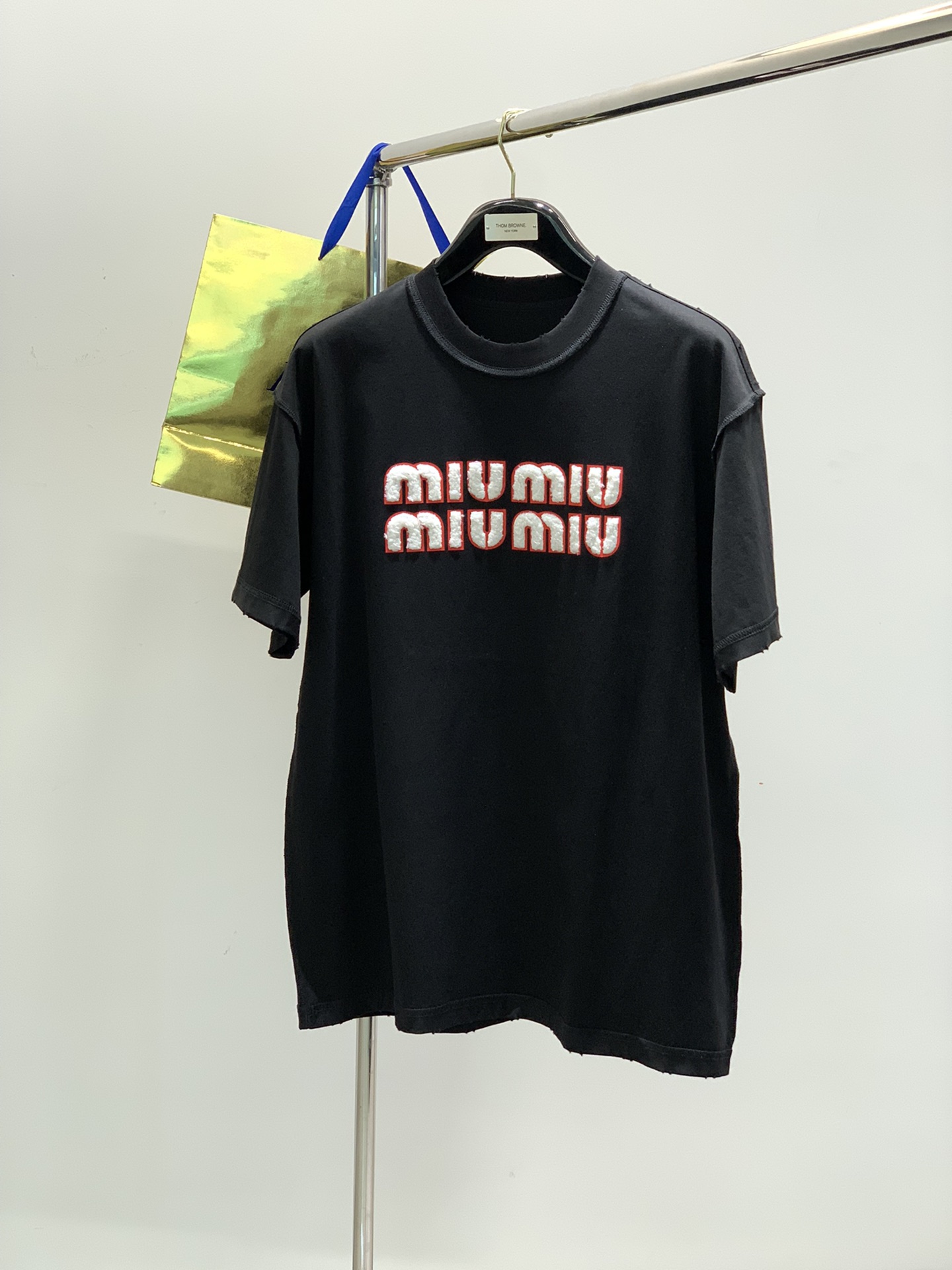 NO:141036,,miu miu miu 2025 summer latest product, special counters are available at the same time, original singles, fashionable and casual round neck short-sleeved T-shirt, imported original fabric, comfortable and breathable upper body, top printing craft letter pattern decoration logo, extremely high grade, comfortable and versatile, top body handsome, 2 colors recommended, S-2XL,,miu, T-shirt,tees, t-shirt,alexander wang19860909,miu miu 2025夏季最新品,专柜同步有售,原单狠货,时尚休闲圆领短袖T恤,进口原版面料,上身舒适透气,顶级印花工艺字母图案装饰logo,档次极高,舒适百搭,上身帅气十足,2色推荐,码数S-2XL,,miumiu,T-shirt,tees，t-shirt,alexander wang,Men's clothing