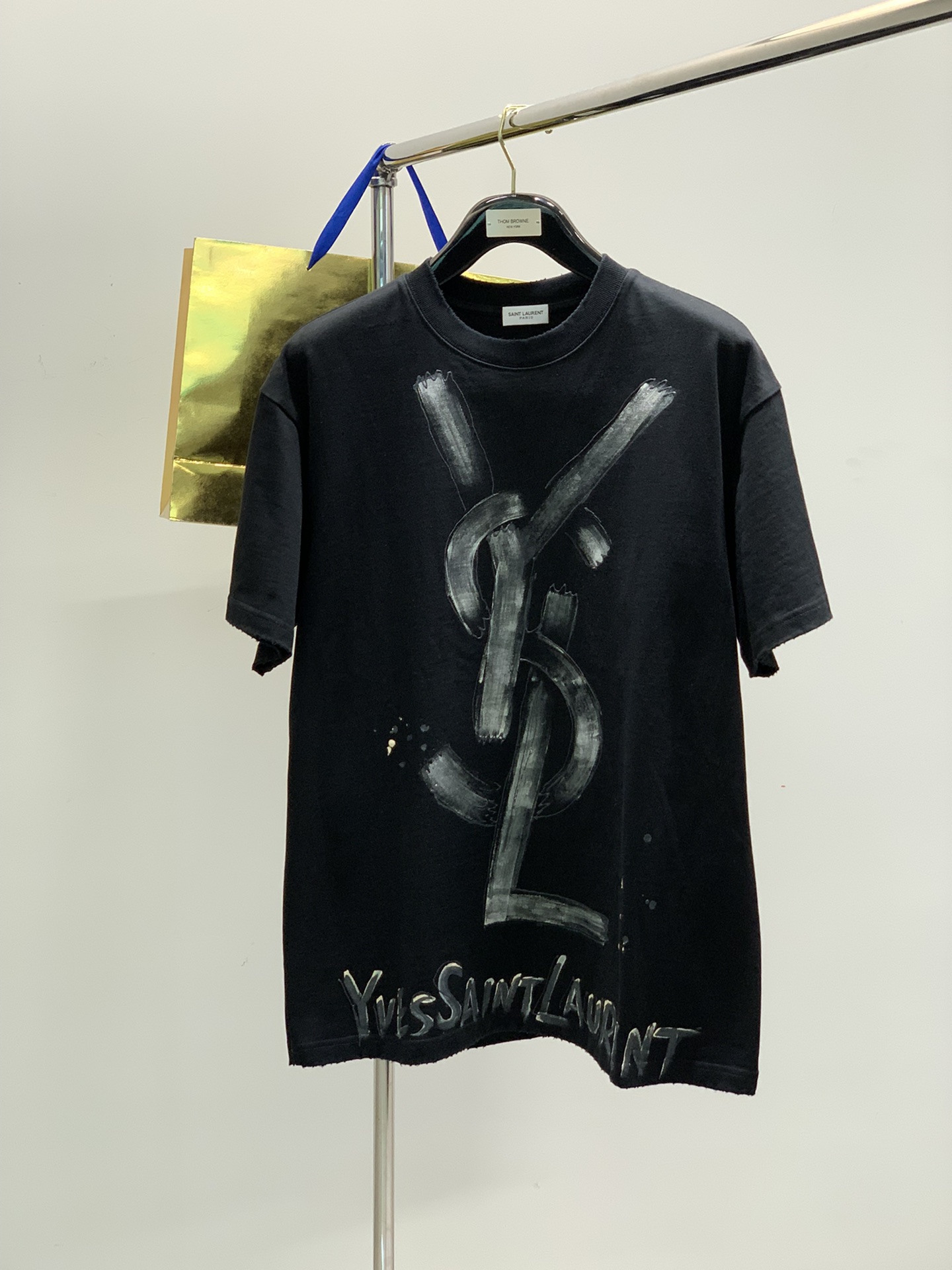 NO:141035,,Saint Laurent, 2025 summer new product, fashionable and casual round neck short-sleeved T-shirt, available at the counter, original single product, imported original fabric, counter selling, soft and delicate feel, not easy to change, top-level printing craft letter pattern logo, top body is fashionable and handsome, extremely high grade, complete three standards, S-2XL, saint laurent, saint laurent, T-shirt,tees, t-shirt,alexander wang19860909,Saint Laurent 圣罗兰,2025夏季新品,时尚休闲圆领短袖T恤,专柜同步有售,原单狠货,采用进口原版面料,专柜卖相,手感柔软细腻,不易变型,顶级印花工艺字母图案logo,上身时尚帅气,档次极高,三标齐全,码数S-2XL,,saint laurent,saint laurent,T-shirt,tees，t-shirt,alexander wang,Men's clothing