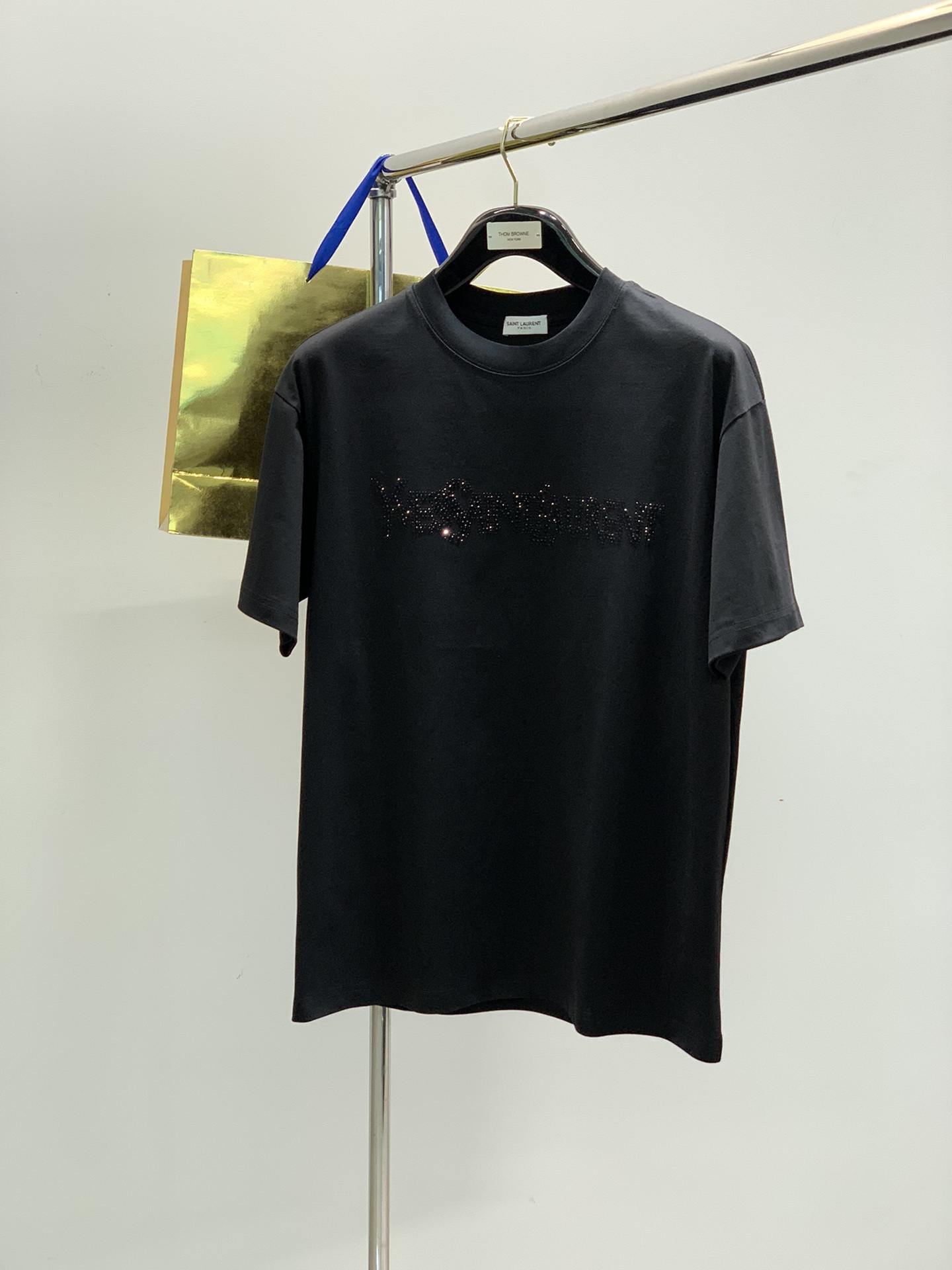 NO:140995,,Saint Laurent, new summer products, fashionable and casual round neck short-sleeved T-shirts, available at the counter, original singles, imported original fabric, counters, soft and delicate feel, not easy to change, top-level diamond craft letter pattern logo, top body is fashionable and handsome, extremely high grade, complete three standards, 2 colors recommended, S-2XL, saint laurent, saint laurent, T-shirt,tees, t-shirt,alexander wang19860909,Saint Laurent 圣罗兰,夏季新品,时尚休闲圆领短袖T恤,专柜同步有售,原单狠货,采用进口原版面料,专柜卖相,手感柔软细腻,不易变型,顶级贴钻工艺字母图案logo,上身时尚帅气,档次极高,三标齐全,2色推荐,码数S-2XL,,saint laurent,saint laurent,T-shirt,tees，t-shirt,alexander wang,Men's clothing