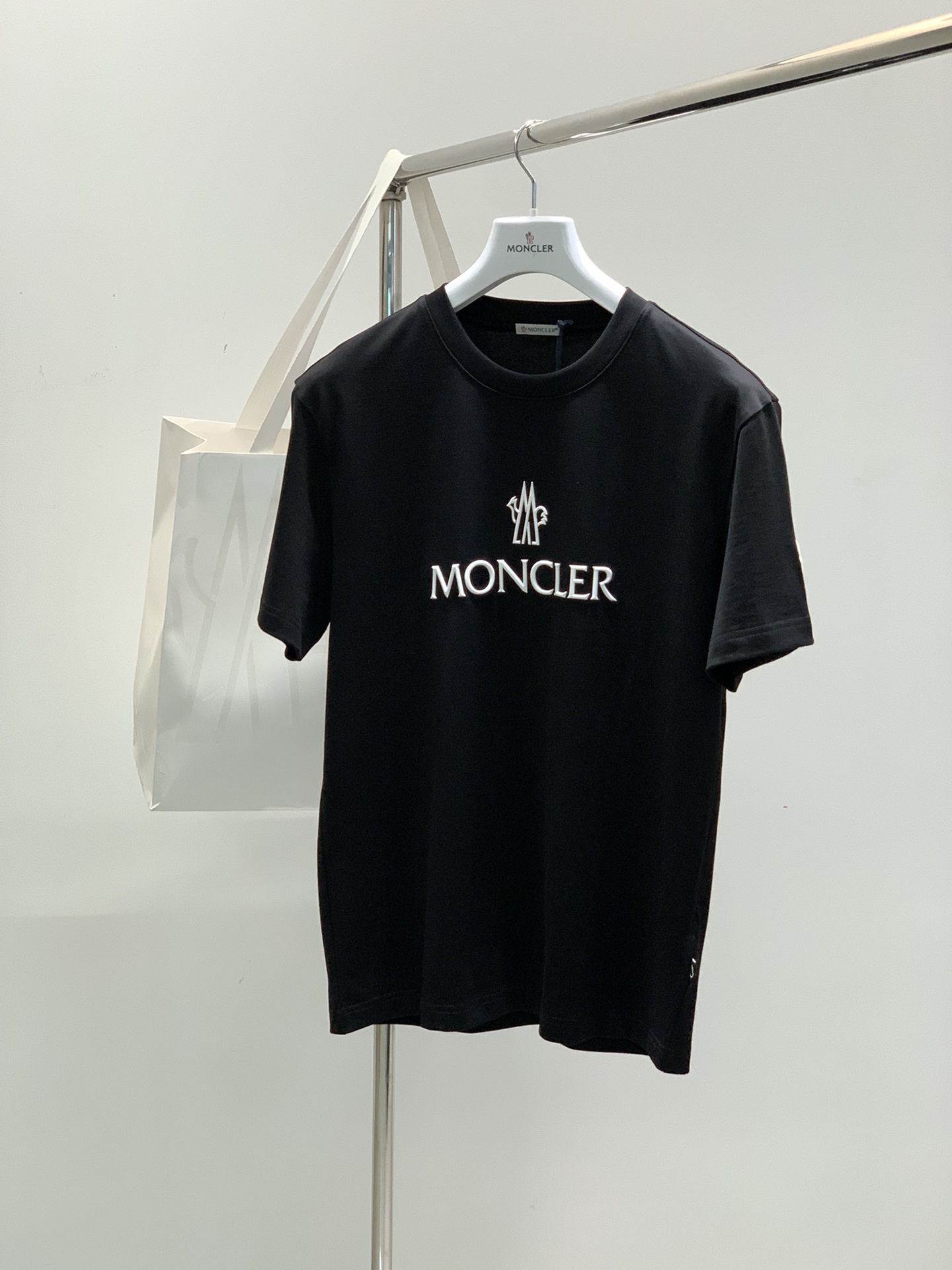NO:141015,,Moncler hood, the latest 2025 summer product, available at the same time for counters, original single ruthless goods, fashionable and casual round neck short-sleeved T-shirt, comfortable upper body!  Eye-catching and highlighted, using imported original fabric, top-grade printed glue embroidery craft letter pattern logo, simple but not lacking in fashion, fashionable and handsome on the upper body, 2 colors recommended, code number M-4Xl, christian louboutin, Moncler, T-shirt, tees, t-shirt, alexander wang19860909,Moncler 蒙口,2025夏季最新品,专柜同步有售,原单狠货,时尚休闲圆领短袖T恤,上身舒适！吸睛而有亮点,采用进口原版面料,顶级印胶刺绣工艺字母图案logo,简单而不失时尚,上身时尚帅气,2色推荐,码数M-4Xl,,christian louboutin,Moncler,T-shirt,tees，t-shirt,alexander wang,Men's clothing