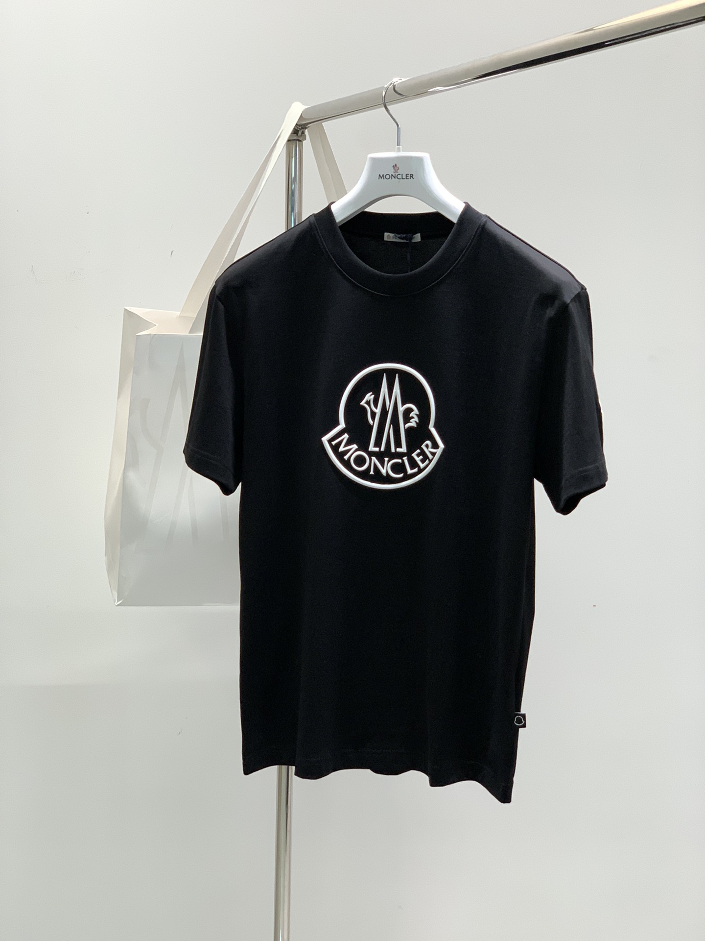 NO:141030,,Moncler hood, the latest 2025 summer product, available at the same time for counters, original single ruthless goods, fashionable and casual round neck short-sleeved T-shirt, comfortable upper body!  Eye-catching and highlighted, using imported original fabric, top-grade printed glue embroidery craft letter pattern logo, simple but not lacking in fashion, fashionable and handsome on the upper body, 2 colors recommended, code number M-4Xl, christian louboutin, Moncler, T-shirt, tees, t-shirt, alexander wang19860909,Moncler 蒙口,2025夏季最新品,专柜同步有售,原单狠货,时尚休闲圆领短袖T恤,上身舒适！吸睛而有亮点,采用进口原版面料,顶级印胶刺绣工艺字母图案logo,简单而不失时尚,上身时尚帅气,2色推荐,码数M-4Xl,,christian louboutin,Moncler,T-shirt,tees，t-shirt,alexander wang,Men's clothing