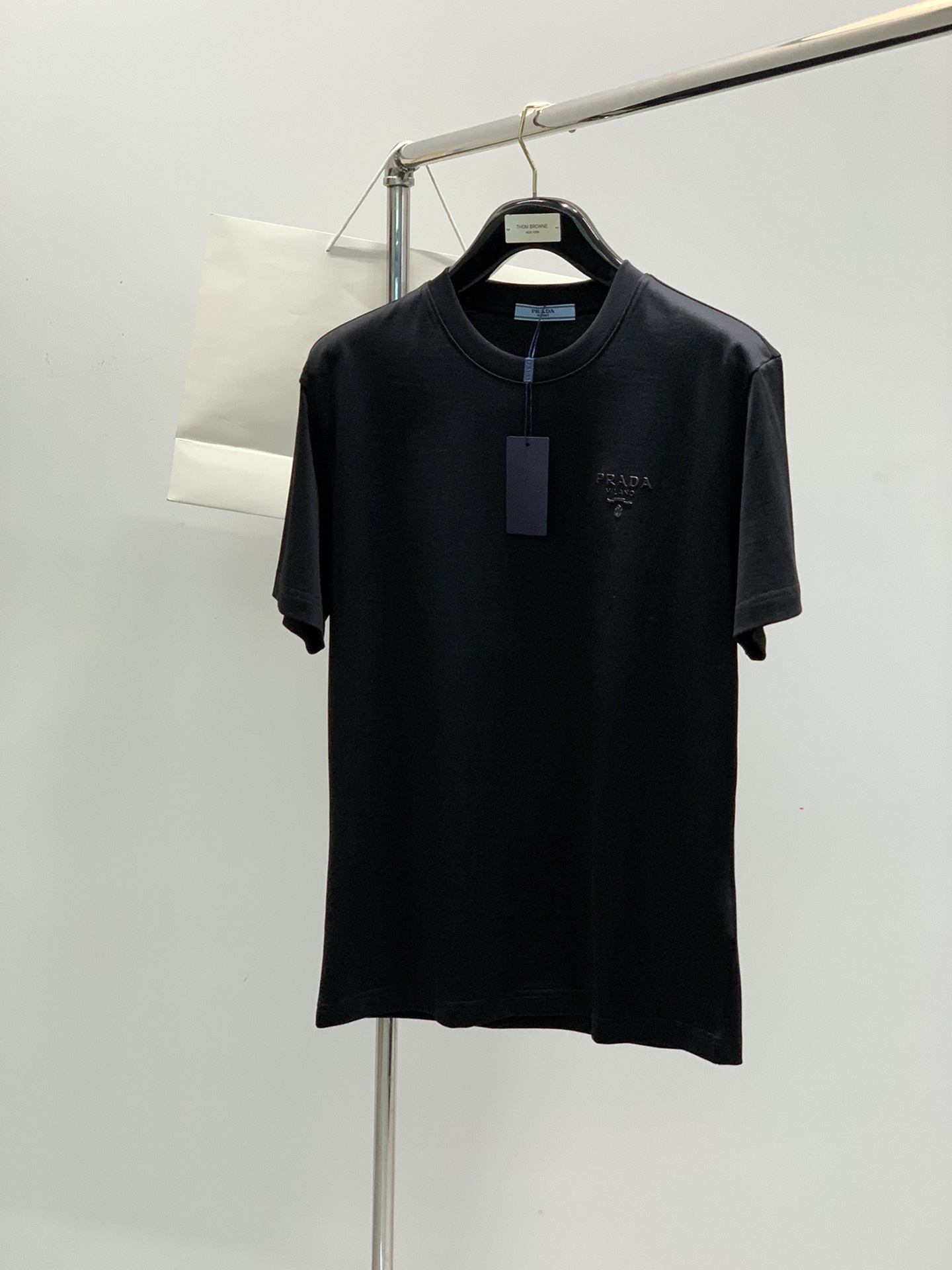 NO:141016,,PRADA Prada, the latest summer products in 2025, available at the counter at the same time, fashionable and casual round neck short-sleeved T-shirt, imported original fabric, extremely complex workmanship, the only channel that can be used as a purchasing agent level, top-level printing craft letter pattern logo, extremely high grade, comfortable and versatile, handsome and stylish upper body, 2 colors recommendation, code number M-4XL,,prada,prada,T-shirt,tees,t-shirt,alexander wang19860909,PRADA 普拉达,2025夏季最新品,专柜同步有售,时尚休闲圆领短袖T恤,进口原版面料,做工极为复杂,唯一可以做代购级别的渠道狠货,顶级印花工艺字母图案logo,档次极高,舒适百搭,上身帅气有型,2色推荐,码数M-4XL,,prada,prada,T-shirt,tees，t-shirt,alexander wang,Men's clothing