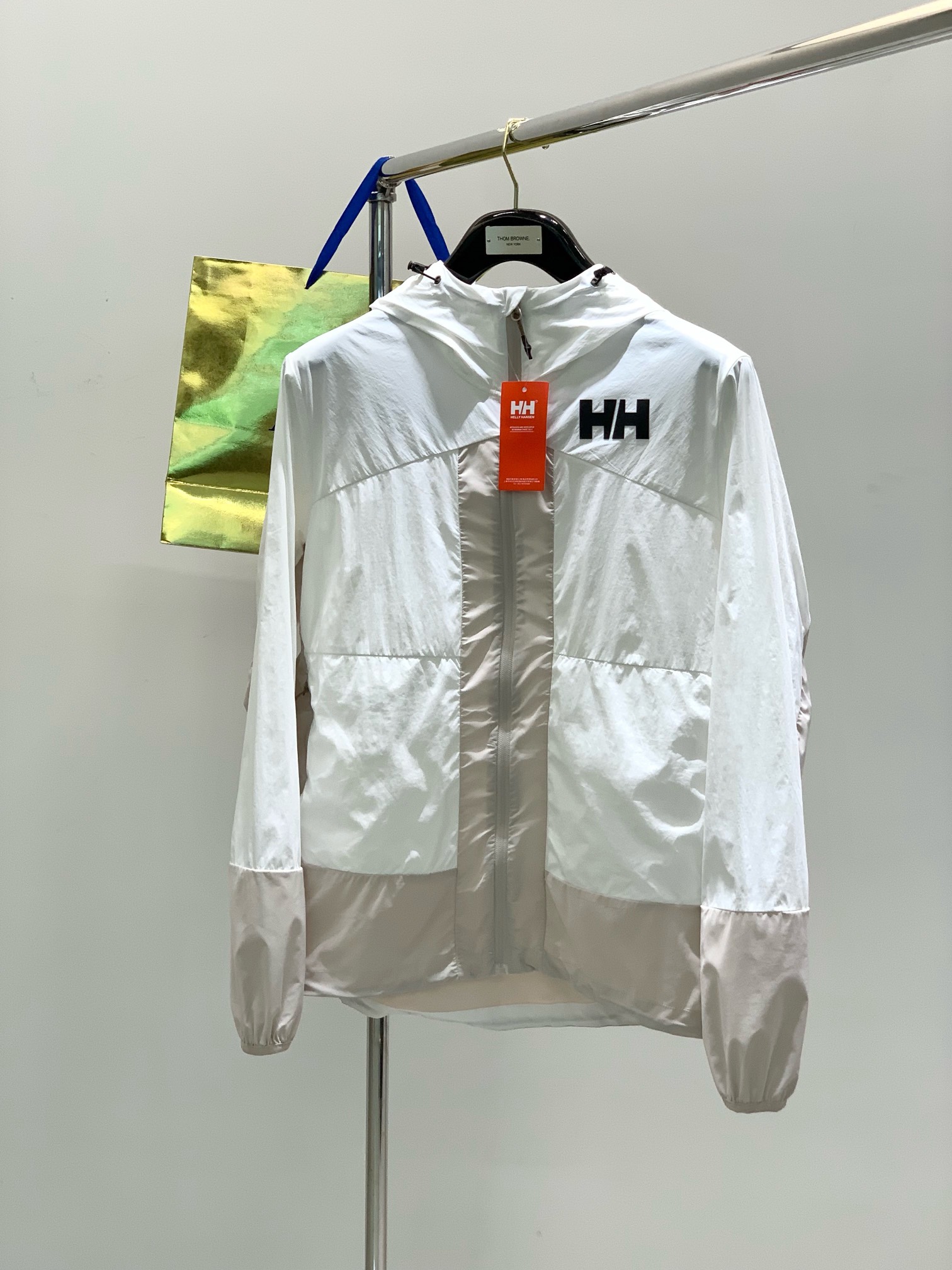 NO:141027,,HELLY HANSEN/HH, the latest products for spring 2025, special counters are available at the same time, original singles, fashionable and casual hooded jackets, imported original fabrics, comfortable and breathable upper body, top printed letter pattern decorative logo, original hardware and auxiliary materials decoration, extremely high grade, comfortable and versatile, top body handsome, 2 colors recommended, code number M-2XL,, jackets & coats, hats, alexander wang19860909,HELLY HANSEN/HH,2025春季最新品,专柜同步有售,原单狠货,时尚休闲连帽外套,进口原版面料,上身舒适透气,顶级印花字母图案装饰logo,原版五金辅料装饰,档次极高,舒适百搭,上身帅气十足,2色推荐,码数M-2XL,,jackets & coats,hats,alexander wang,Men's clothing