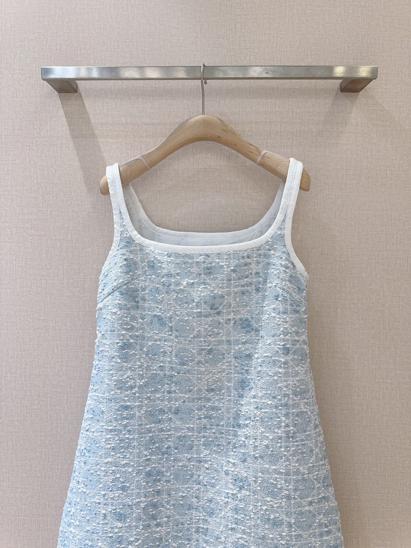 D家新品上架啦🆕❤️……复古经典格纹吊带连衣裙👗舒适混纺质感，搭配精致格纹，高腰A字版型，修饰身形又尽显