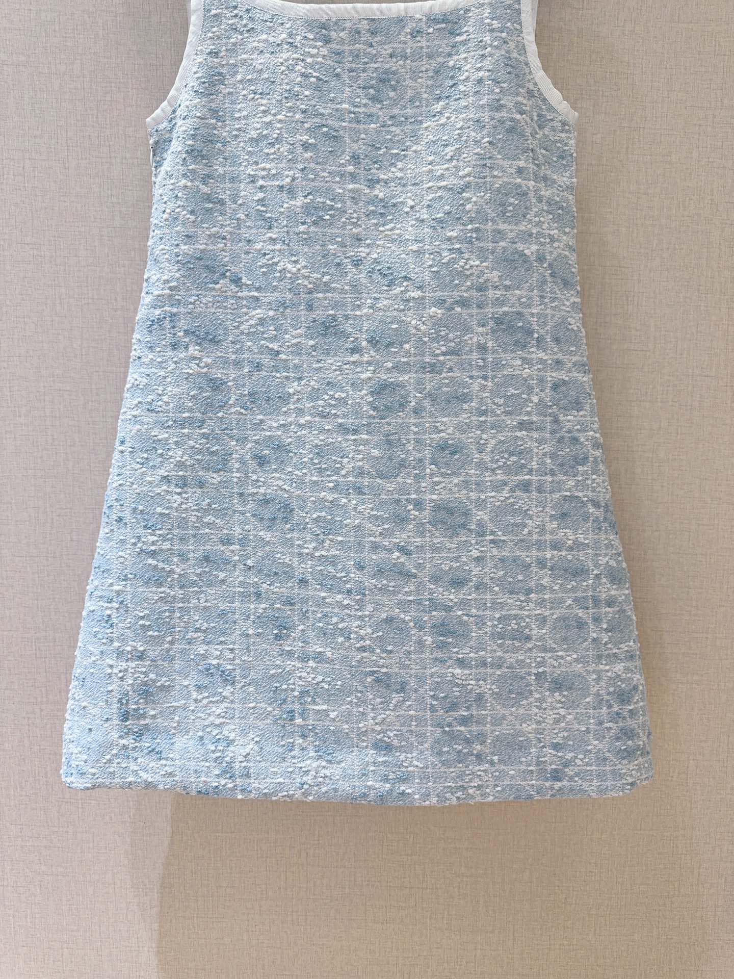 D家新品上架啦🆕❤️……复古经典格纹吊带连衣裙👗舒适混纺质感，搭配精致格纹，高腰A字版型，修饰身形又尽显