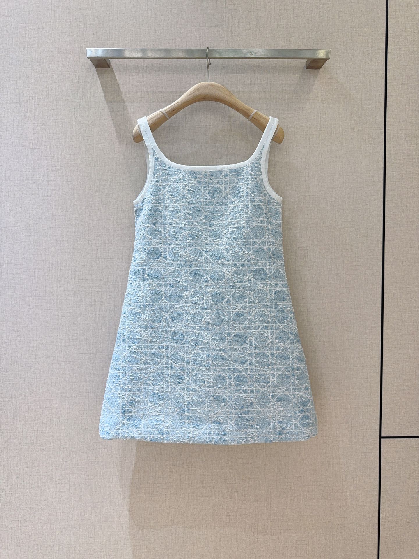 D家新品上架啦🆕❤️……复古经典格纹吊带连衣裙👗舒适混纺质感，搭配精致格纹，高腰A字版型，修饰身形又尽显