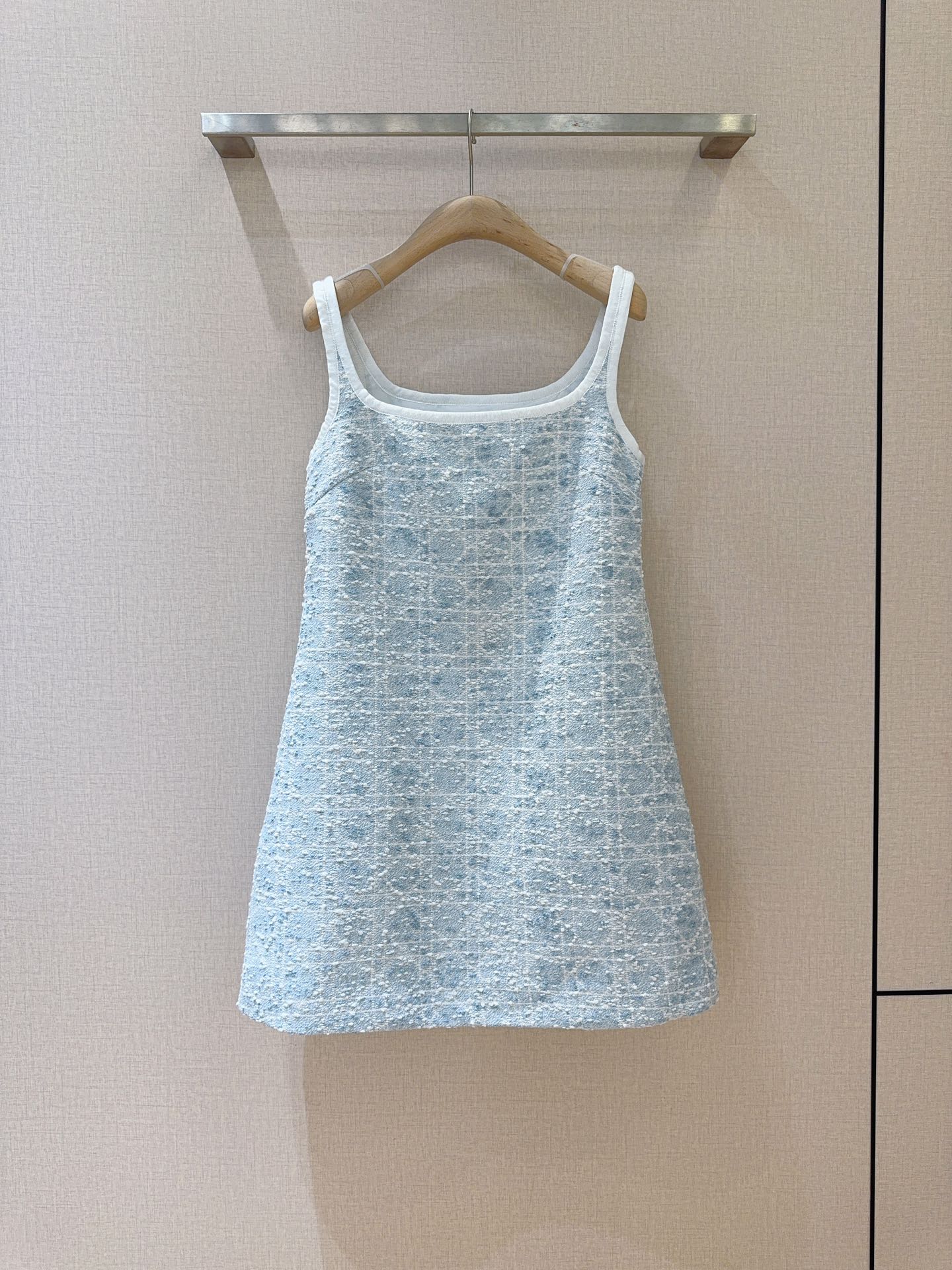 D家新品上架啦🆕❤️……复古经典格纹吊带连衣裙👗舒适混纺质感，搭配精致格纹，高腰A字版型，修饰身形又尽显