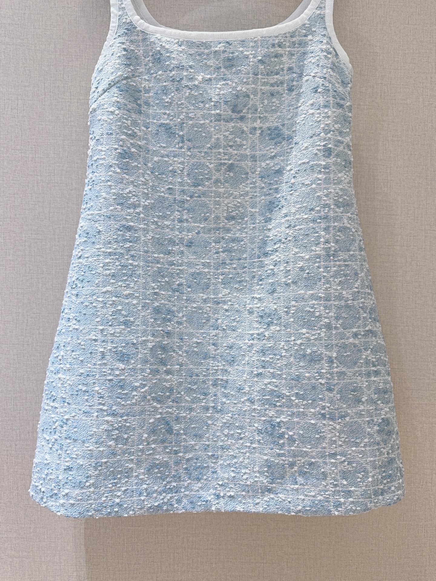 D家新品上架啦🆕❤️……复古经典格纹吊带连衣裙👗舒适混纺质感，搭配精致格纹，高腰A字版型，修饰身形又尽显