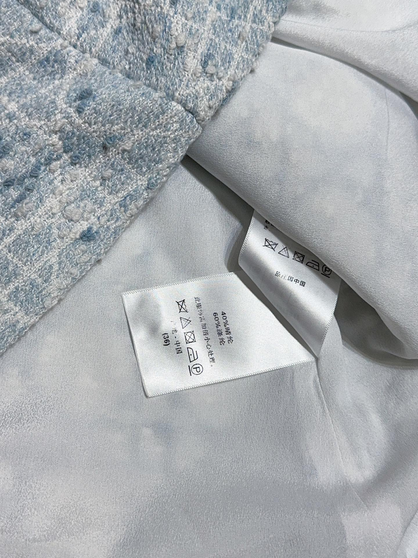 D家新品上架啦🆕❤️……复古经典格纹吊带连衣裙👗舒适混纺质感，搭配精致格纹，高腰A字版型，修饰身形又尽显