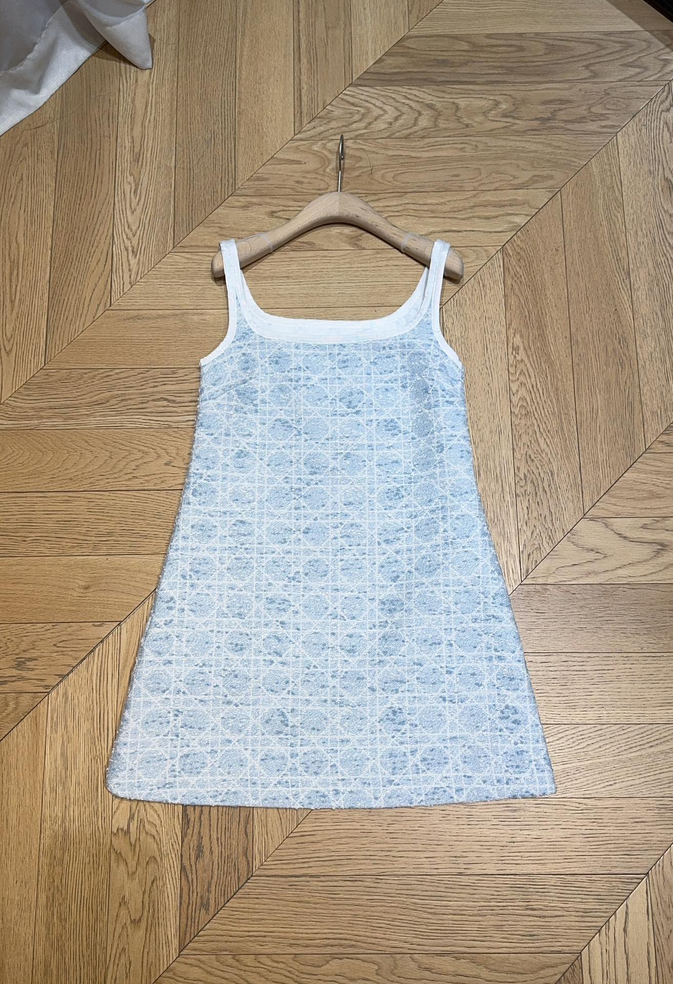 D家新品上架啦🆕❤️……复古经典格纹吊带连衣裙👗舒适混纺质感，搭配精致格纹，高腰A字版型，修饰身形又尽显