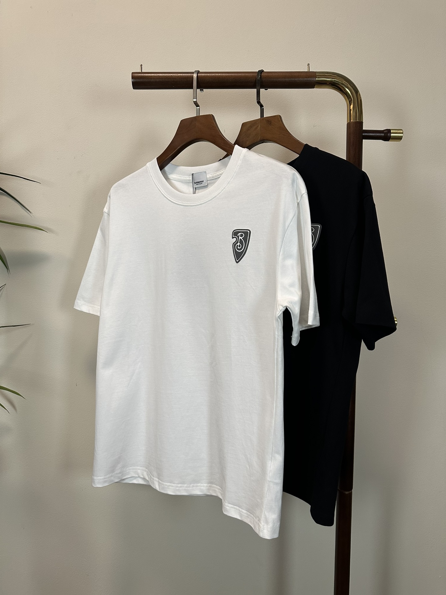 NO:145520,BBR Burberry 2025 new round neck short-sleeved T-shirt high-end version!  Customized fabrics for counters are breathable and comfortable, with impeccable details, and the brand element design concept reflects high quality. The feel is delicate and soft!  It is casually cut, with a great upper body style!  Code number M-3XL, burberry, T-shirt,tees, t-shirt,alexander wang19860909BBR 巴宝莉 2025新款 圆领 短袖 T恤 高端版本！专柜定制面料 透气舒适度高,细节无可挑剔,品牌元素设计理念,体现高品质.手感细腻柔软！呈现休闲裁剪,上身版型超赞！ 码数M-3XL,,burberry,T-shirt,tees，t-shirt,alexander wang,Men's clothing