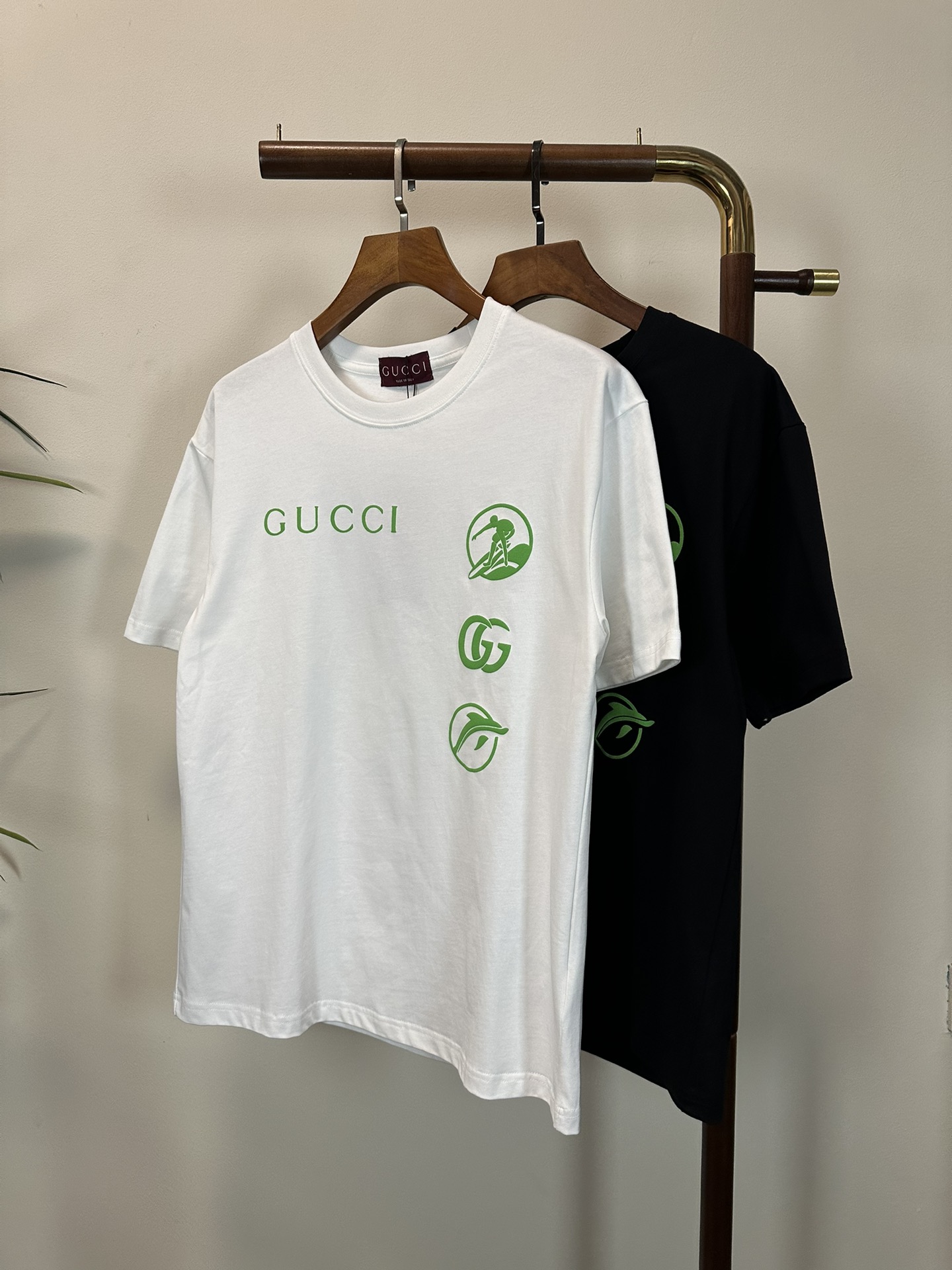 NO:145514,GU Gucci 2025 new round neck short-sleeved T-shirt high-end version!  Customized fabrics for counters are breathable and comfortable, with impeccable details, and the brand element design concept reflects high quality. The feel is delicate and soft!  It is casually cut, with a great upper body style!  Code number M-3XL, gucci, T-shirt,tees, t-shirt,alexander wang19860909GU 古驰 2025新款 圆领 短袖 T恤 高端版本！专柜定制面料 透气舒适度高,细节无可挑剔,品牌元素设计理念,体现高品质.手感细腻柔软！呈现休闲裁剪,上身版型超赞！ 码数M-3XL,,gucci,T-shirt,tees，t-shirt,alexander wang,Men's clothing