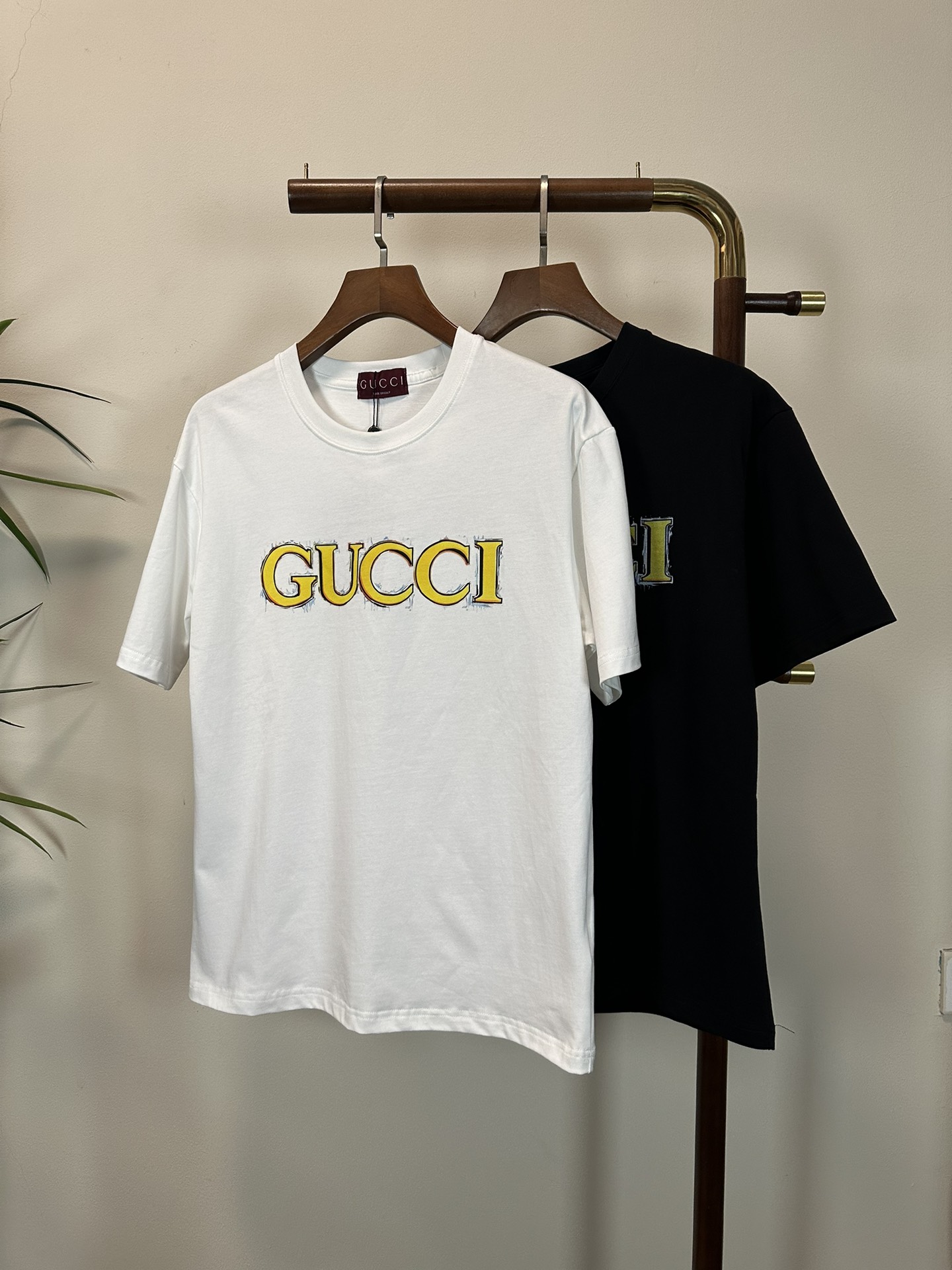 NO:141932,GU Gucci 2025 new round neck short-sleeved T-shirt high-end version!  Customized fabrics for counters are breathable and comfortable, with impeccable details, and the brand element design concept reflects high quality. The feel is delicate and soft!  It is casually cut, with a great upper body style!  Code number M-3XL, gucci, T-shirt,tees, t-shirt,alexander wang19860909GU 古驰 2025新款 圆领 短袖 T恤 高端版本！专柜定制面料 透气舒适度高,细节无可挑剔,品牌元素设计理念,体现高品质.手感细腻柔软！呈现休闲裁剪,上身版型超赞！ 码数M-3XL,,gucci,T-shirt,tees，t-shirt,alexander wang,Men's clothing