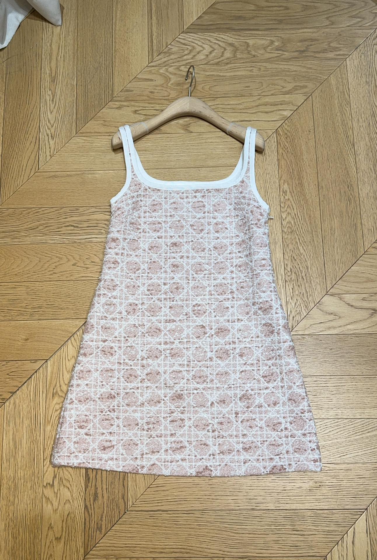 D家新品上架啦🆕❤️……复古经典格纹吊带连衣裙👗舒适混纺质感，搭配精致格纹，高腰A字版型，修饰身形又尽显