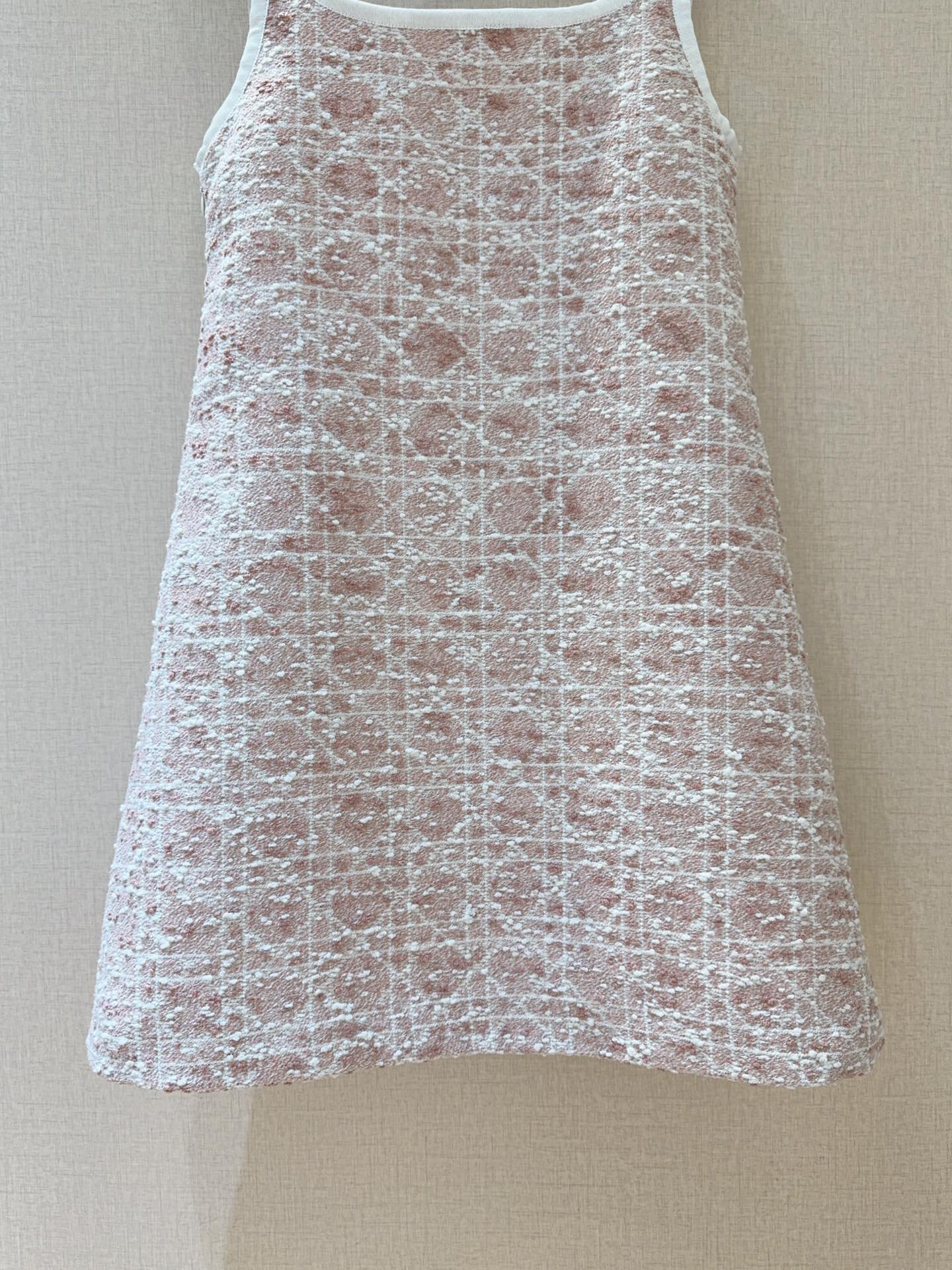 D家新品上架啦🆕❤️……复古经典格纹吊带连衣裙👗舒适混纺质感，搭配精致格纹，高腰A字版型，修饰身形又尽显