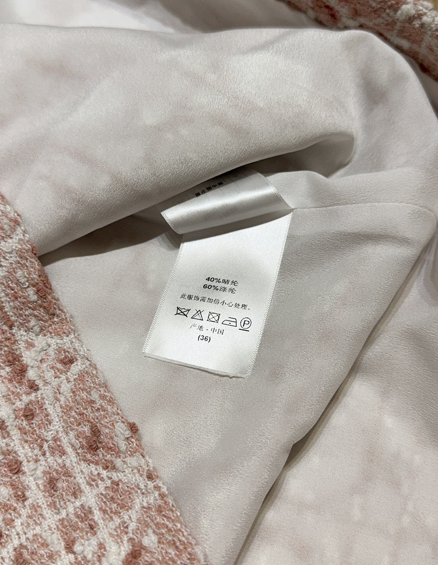 D家新品上架啦🆕❤️……复古经典格纹吊带连衣裙👗舒适混纺质感，搭配精致格纹，高腰A字版型，修饰身形又尽显