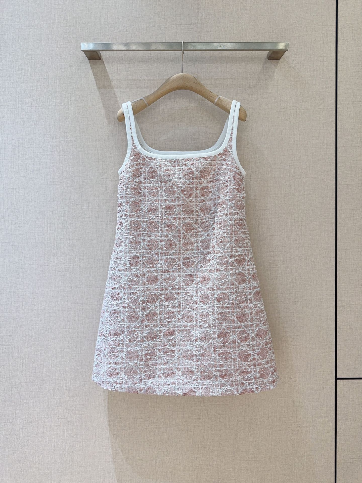 NO:722827,D's new product is on the shelves... The retro classic plaid suspender dress has a comfortable blended texture, with exquisite plaid, and a high-waisted A-line version, which modifies the figure and shows playfulness, like a tranquil lake, cool yet elegant, with a simple suspender and square collar design. Wear it, as if you are wearing sweetness and gentleness on your body, and embrace the good times with ease. Size SMLXL, K250310,, Dior-clothing, dior, dior, skirts,19860909D家新品上架啦…… 复古经典格纹吊带连衣裙舒适混纺质感,搭配精致格纹,高腰A字版型,修饰身形又尽显俏皮,宛如宁静湖水,清冷又不失优雅,简约的吊带与方领设计,穿上它,仿佛将甜美与温柔穿在身上,轻松拥抱美好时光. 码数SMLXL,K250310,,迪奥-服装,dior,dior,skirts,,Women's clothing