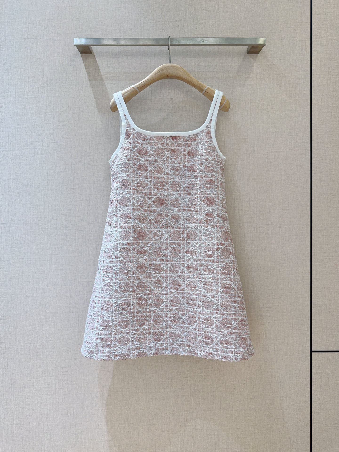 D家新品上架啦🆕❤️……复古经典格纹吊带连衣裙👗舒适混纺质感，搭配精致格纹，高腰A字版型，修饰身形又尽显