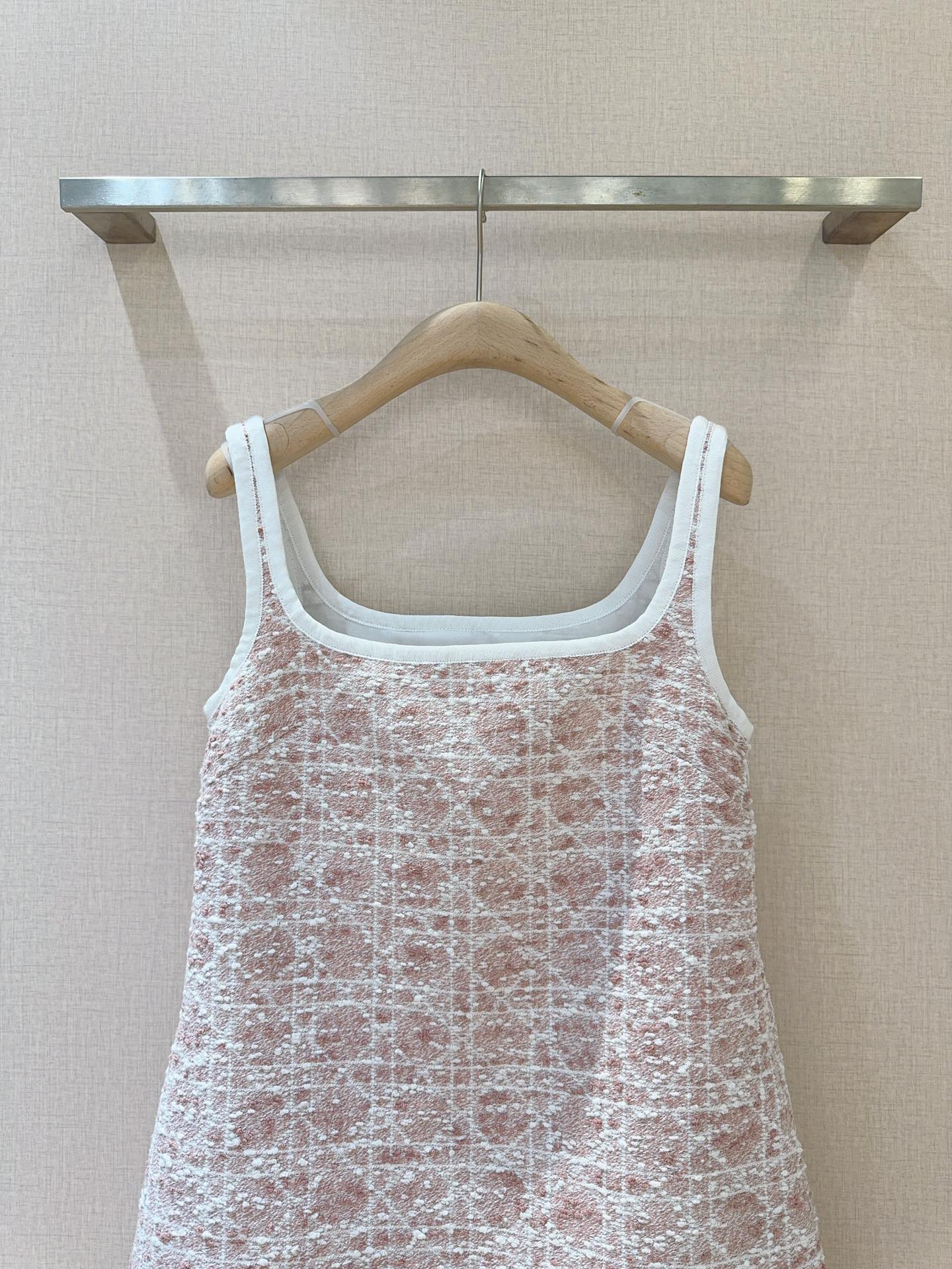 D家新品上架啦🆕❤️……复古经典格纹吊带连衣裙👗舒适混纺质感，搭配精致格纹，高腰A字版型，修饰身形又尽显